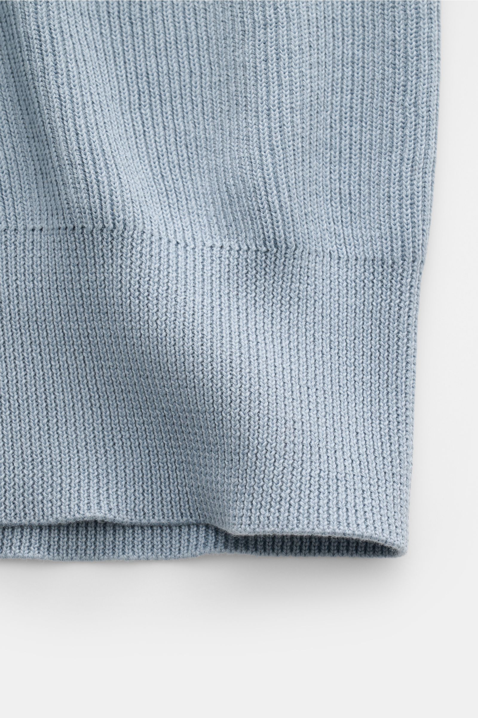 Brunello Cucinelli Kurzarm-Strickpolo rauchblau, Detailaufnahme von unten, reine Baumwolle, weicher Griff, feines Strickbild, Rippbündchen.