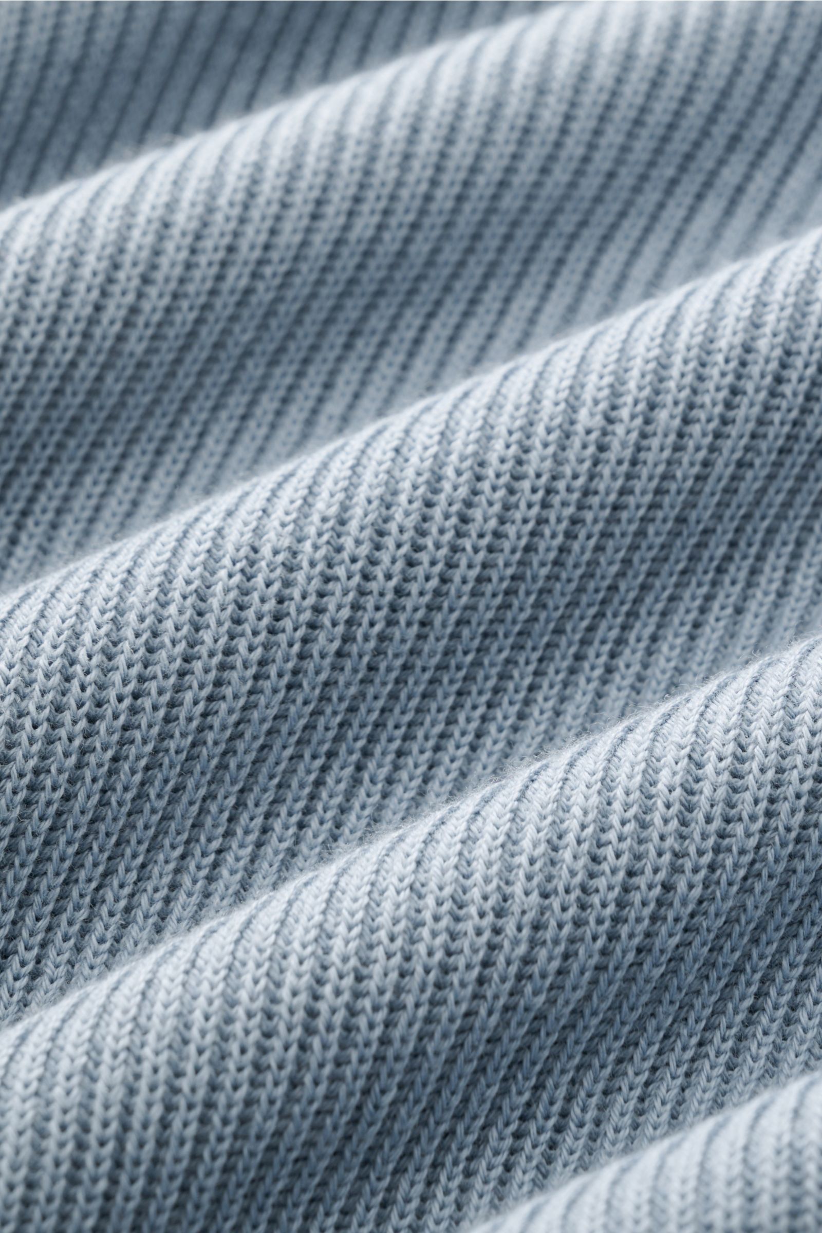 Nahaufnahme des feinen Strickbilds des rauchblauen Brunello Cucinelli Kurzarm-Strickpolos aus reiner Baumwolle mit weichem Griff.