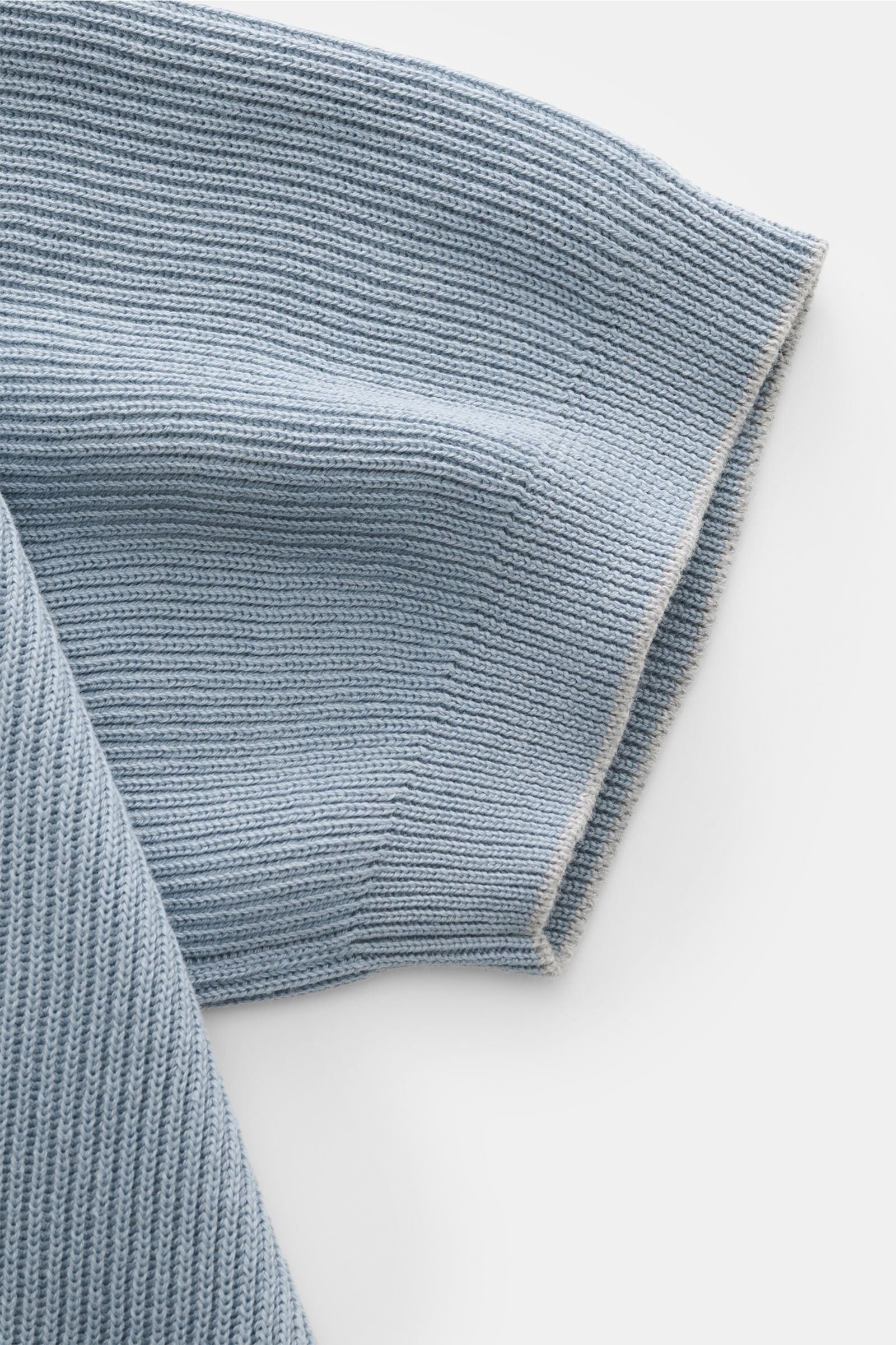 Brunello Cucinelli Kurzarm-Strickpolo rauchblau, Nahaufnahme Ärmelsaum mit feinem Strickbild, weiche Baumwolle, Regular Fit, Rippbündchen.