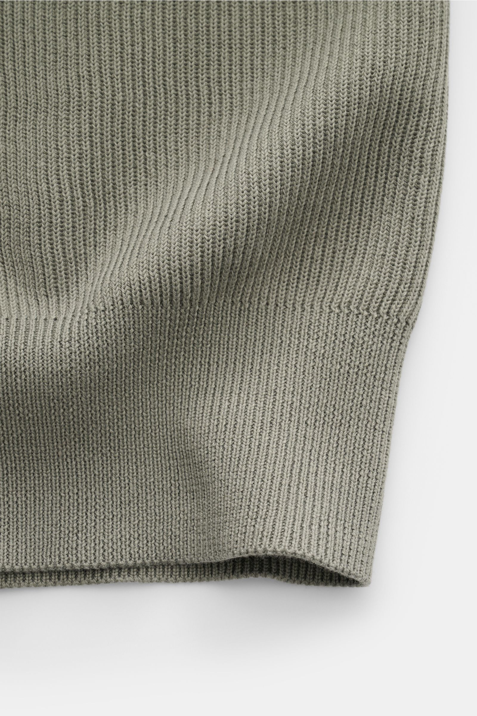 Nahaufnahme des feinen Strickbilds vom Brunello Cucinelli Kurzarm-Strickpolo salbei, aus weicher reiner Baumwolle mit Rippbündchen.