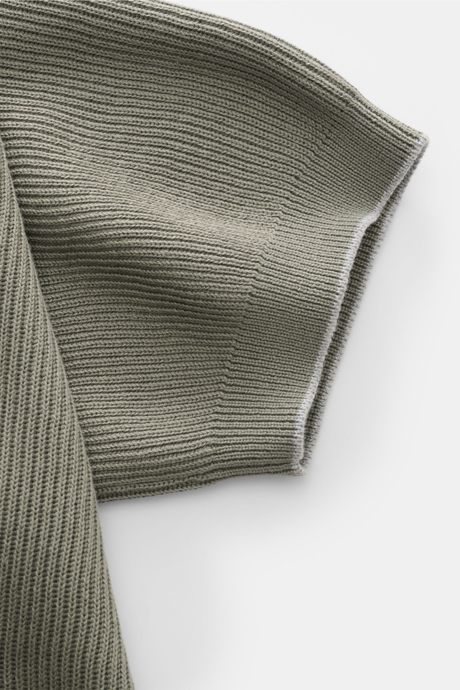 Brunello Cucinelli Kurzarm-Strickpolo salbei, Detailaufnahme Ärmel mit feinem Strickbild, weicher Griff, Rippbündchen, reine Baumwolle, Regular Fit