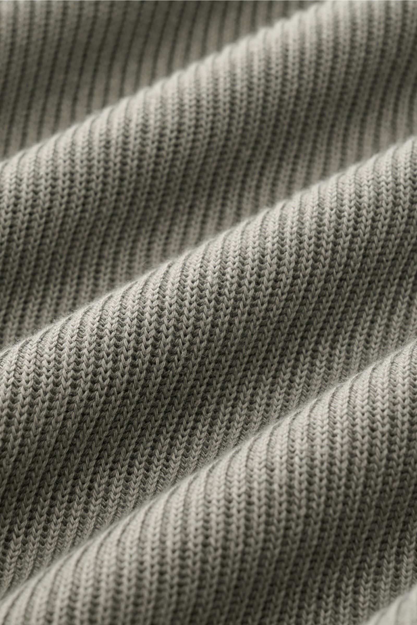 Brunello Cucinelli Kurzarm-Strickpolo salbei Detailaufnahme des feinen Strickbilds aus reiner Baumwolle mit weichem Griff und Rippbündchen.