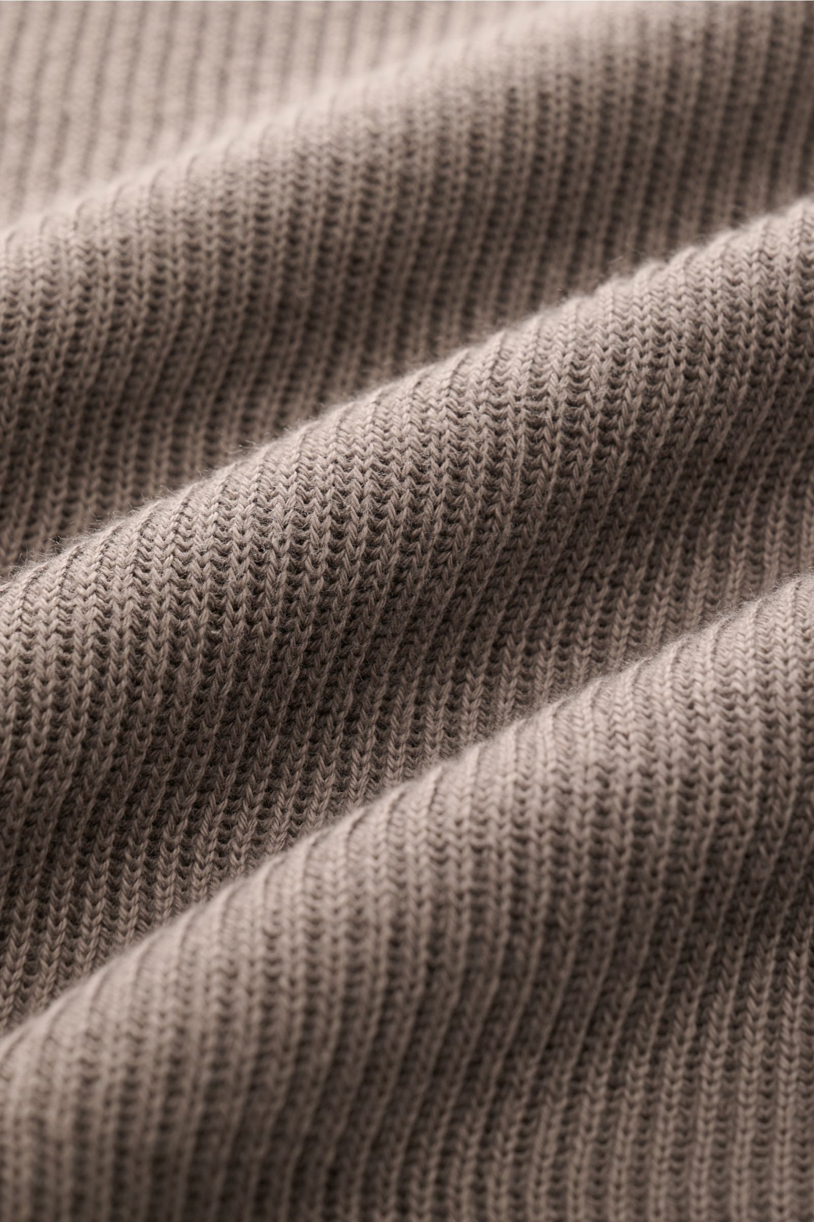 Close-up fabric texture of the Brunello Cucinelli Troyer taupe, showing fine knit pattern and soft cotton material from a macro perspective.

Description: Casual-Eleganz auf höchstem Niveau: Der Troyer von BRUNELLO CUCINELLI aus edler Baumwollqualität 