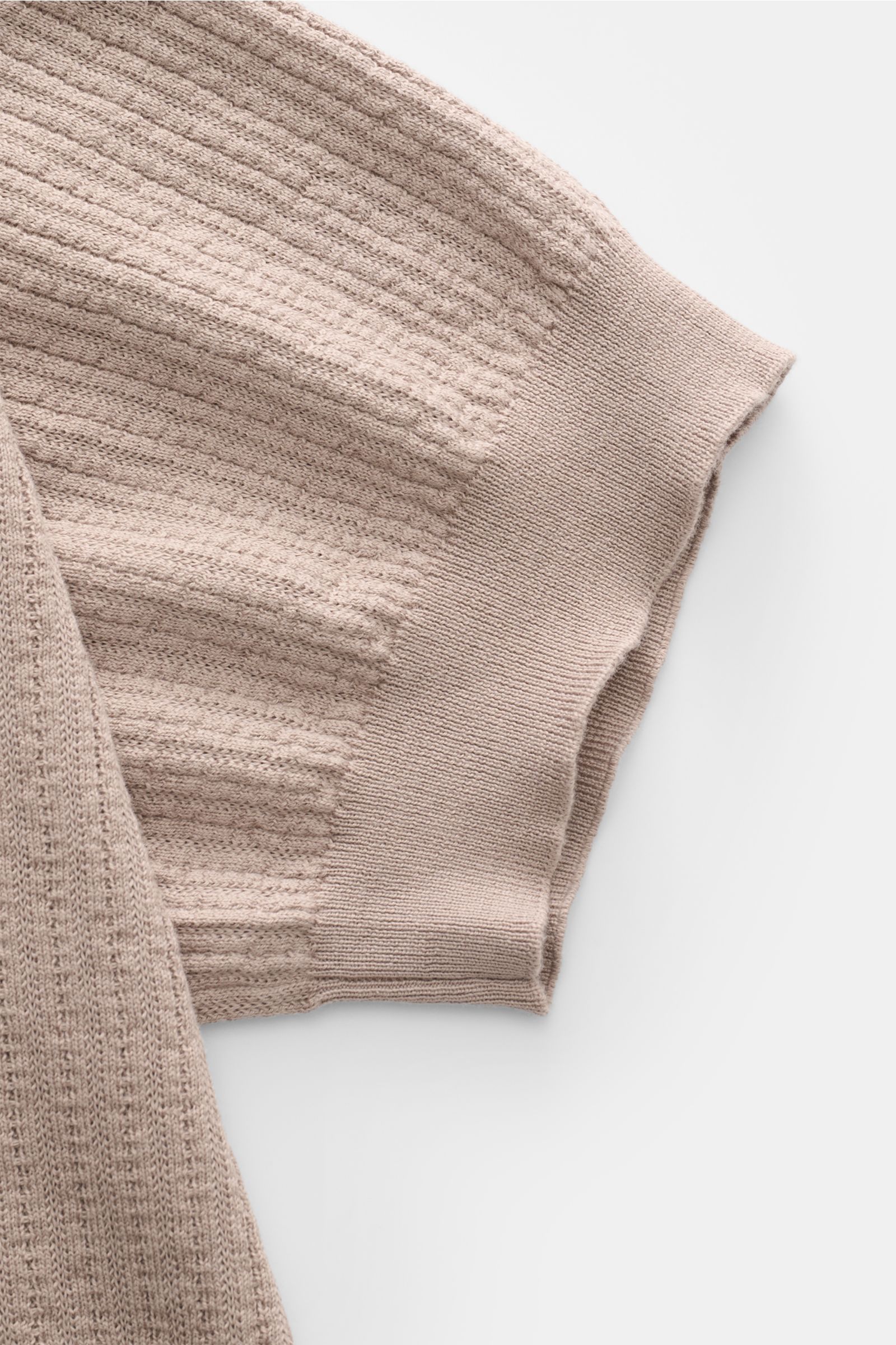 Brunello Cucinelli Kurzarm-Strickpolo taupe sleeve detail from above, showing soft pure cotton knit with ribbed cuff. Für souveräne Alltags-Eleganz: Das zeitlose Kurzarm-Strickpolo von BRUNELLO CUCINELLI überzeugt mit feinster, leichter Baumwollstrickqual