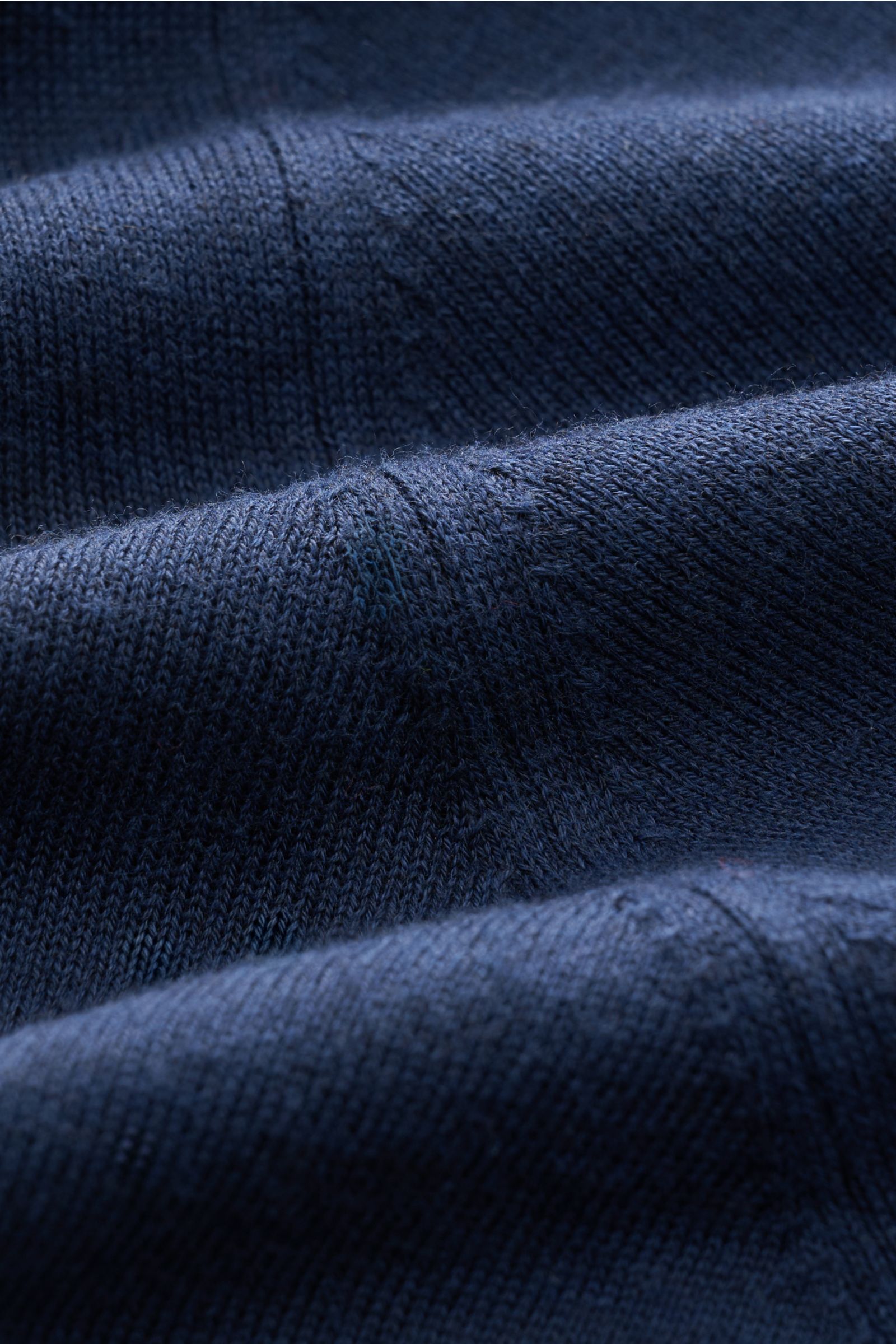 Close-up of navy knit fabric showing fine texture and soft fibers of the Brunello Cucinelli Troyer navy from a top-down perspective.

Description: Sportives Freizeit-Essential von höchster Raffinesse: Der Troyer von BRUNELLO CUCINELLI aus exquisiter Ca