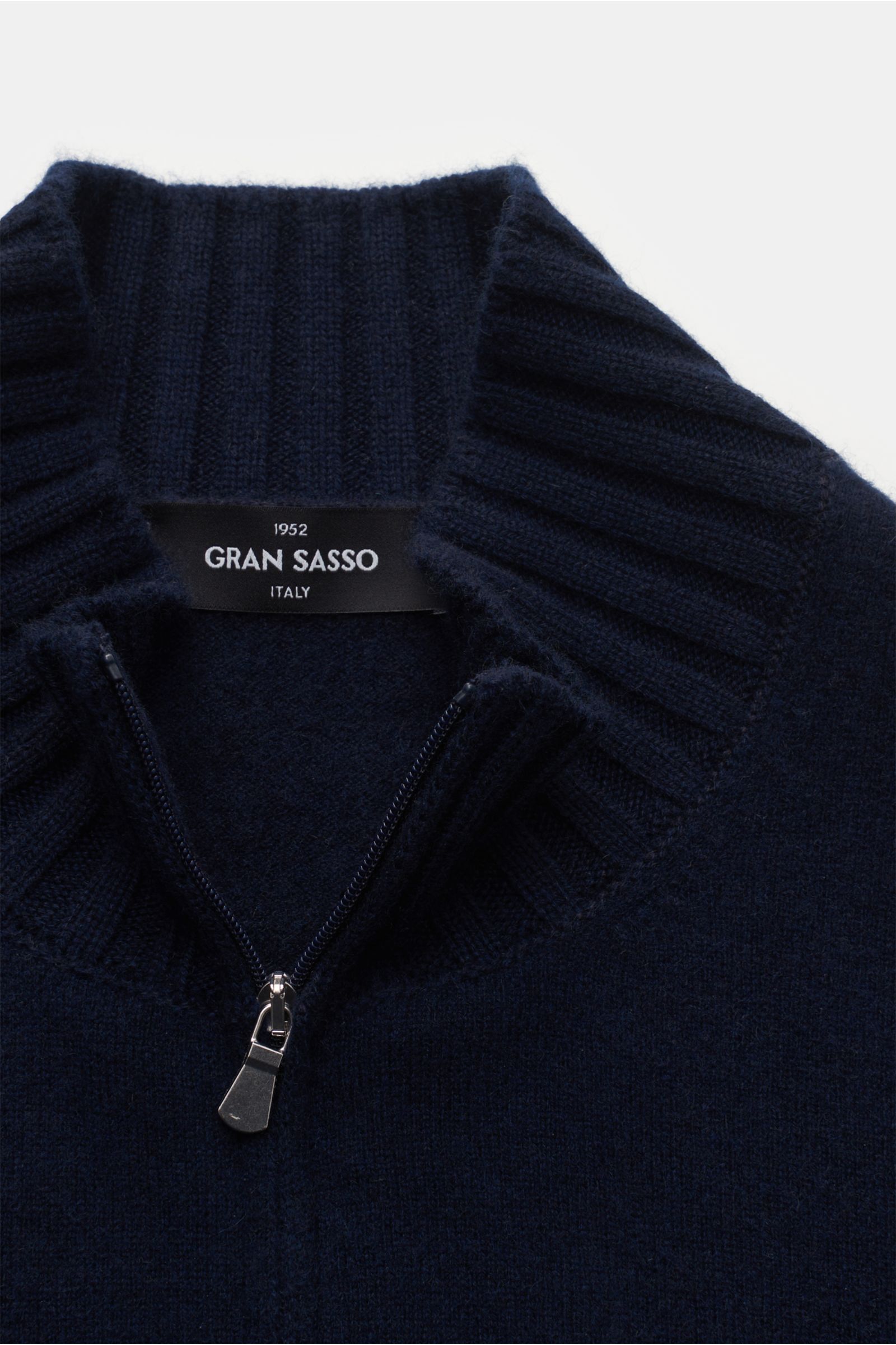 Gran Sasso Cashmere Troyer navy, Nahaufnahme von oben, Slim Fit, reiner Cashmere, typischer Troyerkragen, feines Strickbild, elastische Rippbündchen, softer Griff, leicht gewalkte Qualität, halber Reißverschluss.