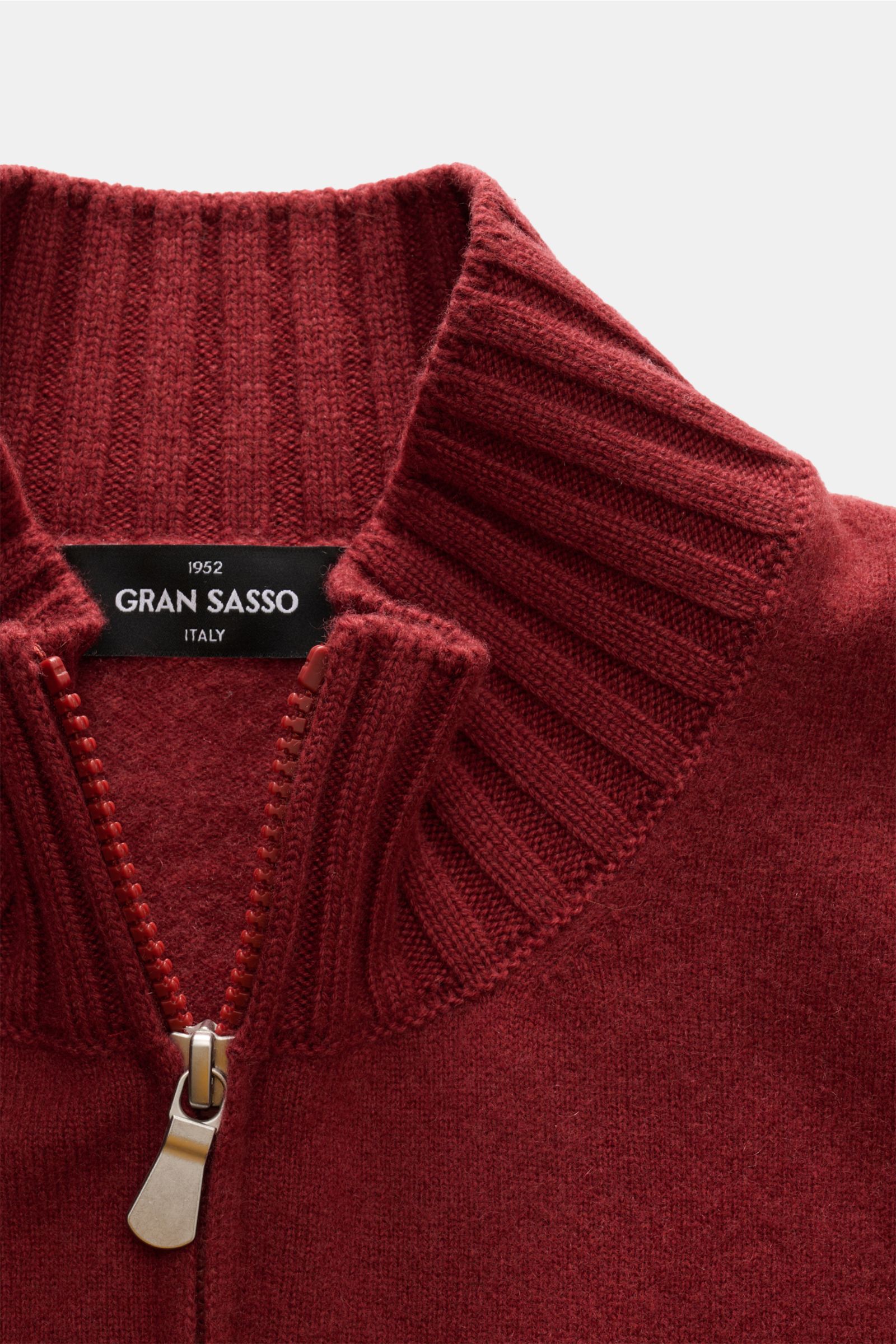 Gran Sasso Cashmere Troyer dunkelrot in Nahaufnahme von oben, Slim Fit, typischer Troyerkragen, feines Strickbild, reiner Cashmere, elastische Rippbündchen, softer Griff.