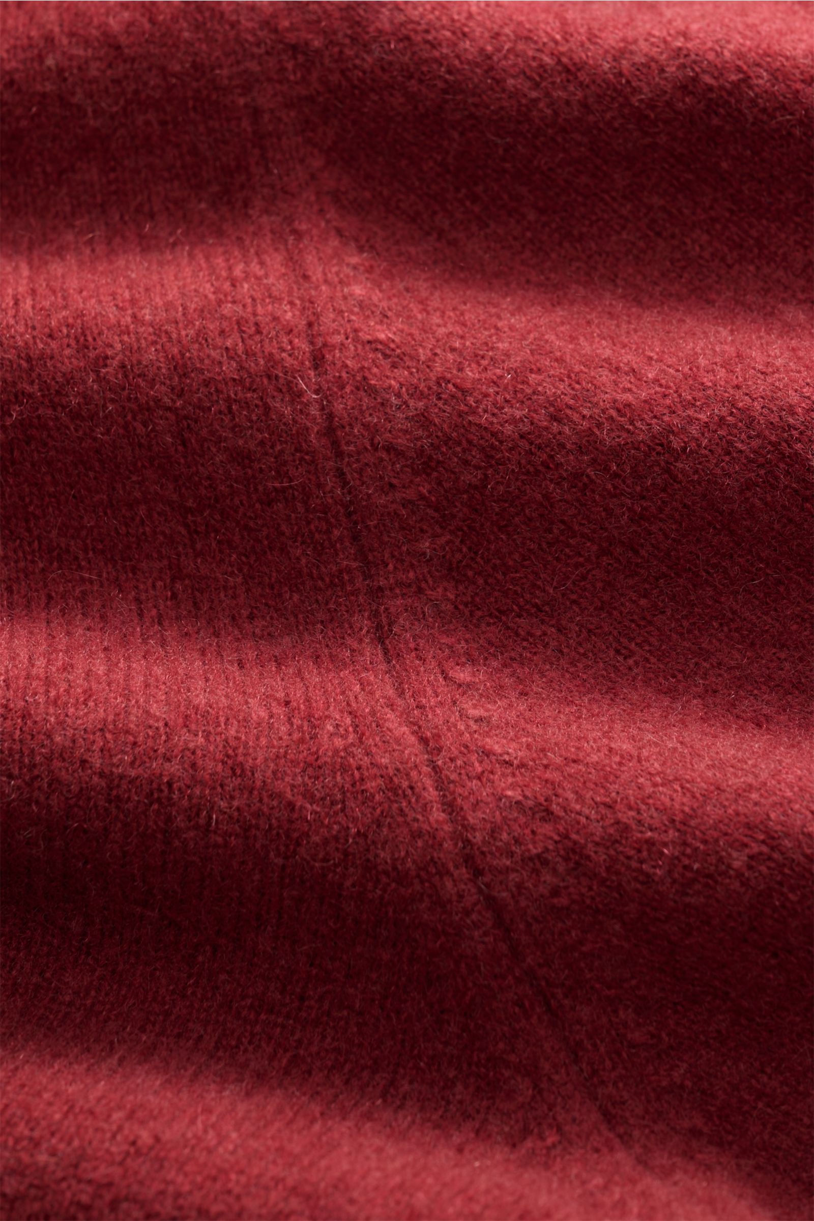 Nahaufnahme des Gran Sasso Cashmere Troyer dunkelrot mit feinem Strickbild, typischem Troyerkragen, elastischen Rippbündchen, Slim Fit, softem Griff aus reinem Cashmere.
