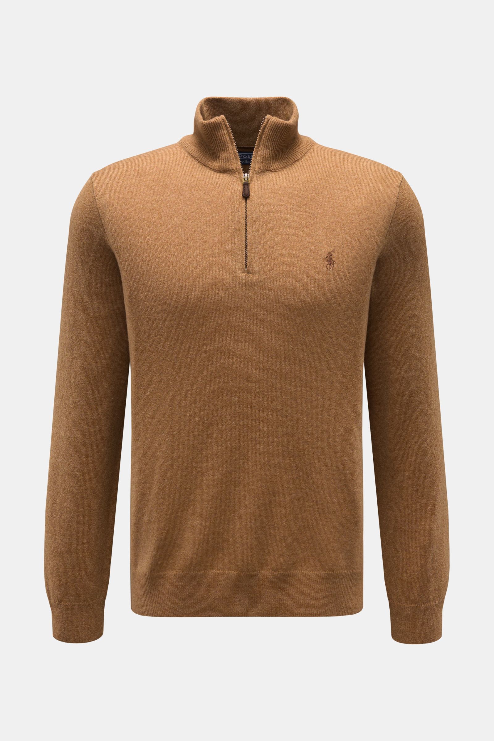 Front view of Polo Ralph Lauren Troyer camel in pure wool, slim fit with soft texture, fine knit, zip roll neck, tonal logo stitching, and elastic rib cuffs.

Mit diesem Troyer aus reiner, softer Wolle bietet POLO RALPH LAUREN ein wärmendes Basic für p