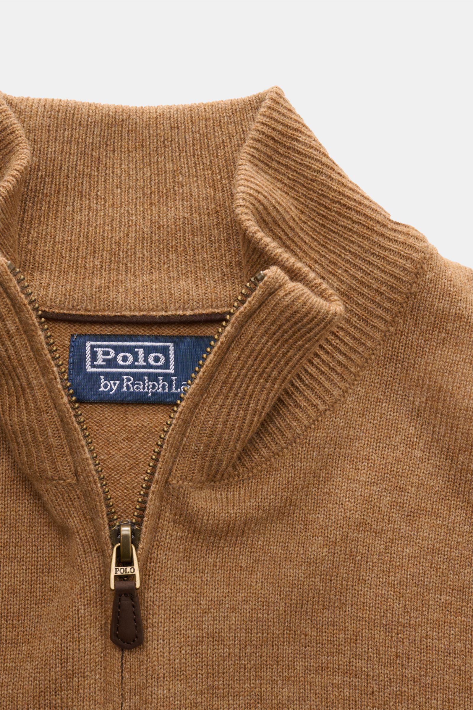 Close-up front view of Polo Ralph Lauren Troyer camel in soft camel wool with a ribbed roll neck and zipper, showing fine knit texture and tonal logo stitching. Mit diesem Troyer aus reiner, softer Wolle bietet POLO RALPH LAUREN ein wärmendes Basic für