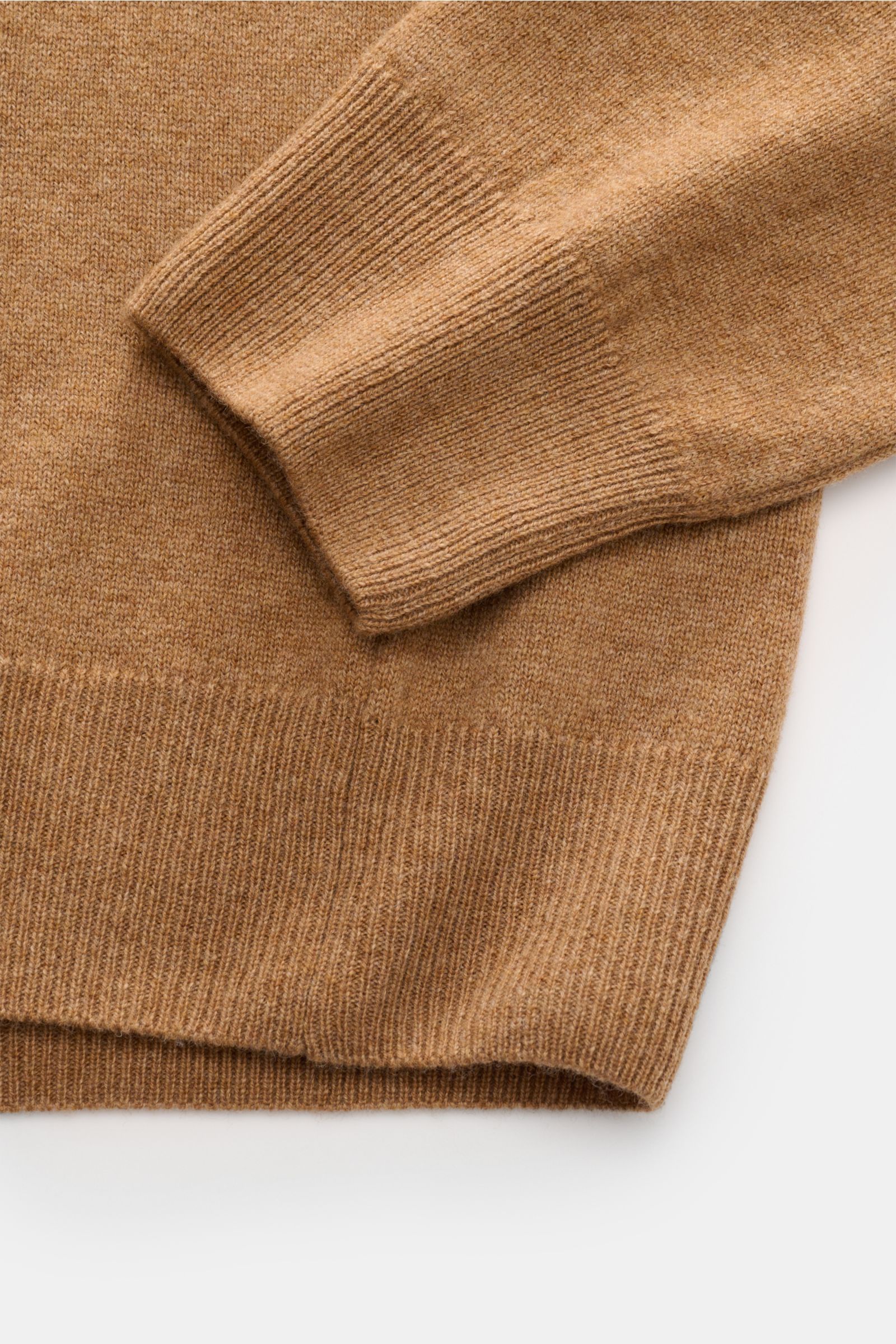 Close-up front view of Polo Ralph Lauren Troyer camel showing soft pure wool fabric, ribbed cuffs and hem with fine knit.

Mit diesem Troyer aus reiner, softer Wolle bietet POLO RALPH LAUREN ein wärmendes Basic für preppy Freizeitlooks.

re