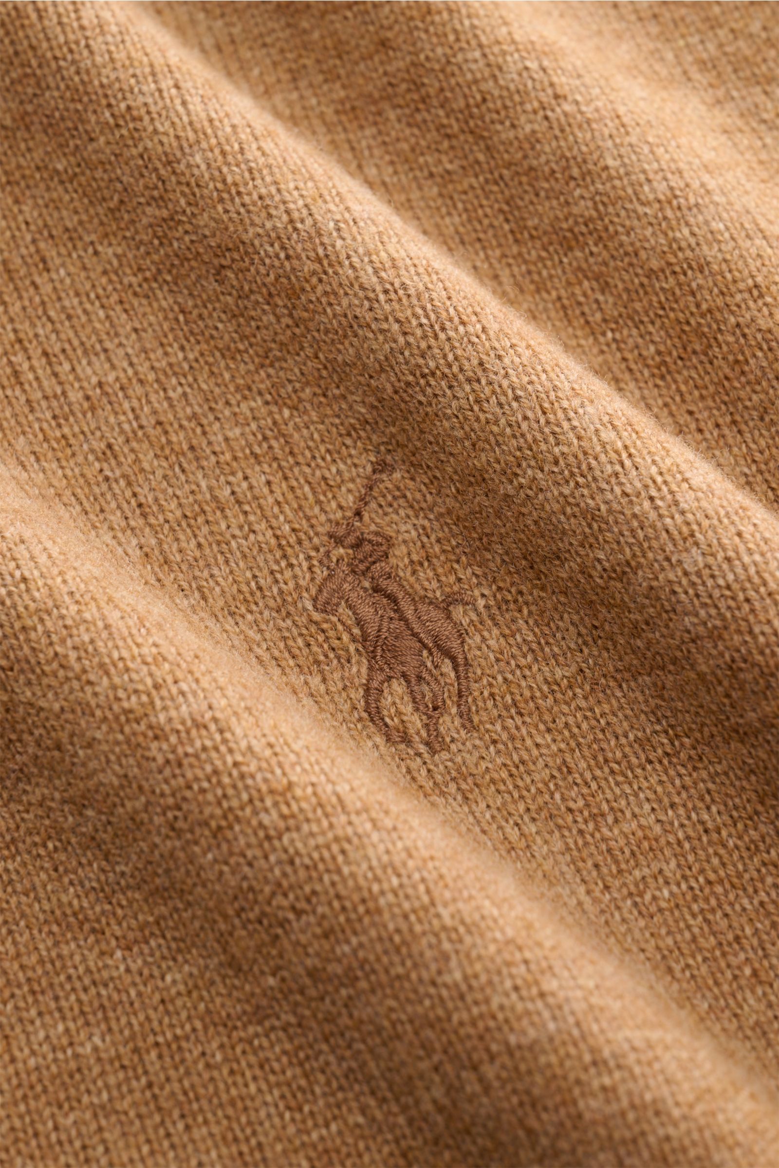 Close-up front view of Polo Ralph Lauren Troyer camel showing soft pure wool fabric, fine knit, tonal logo stitching, and texture. Mit diesem Troyer aus reiner, softer Wolle bietet POLO RALPH LAUREN ein wärmendes Basic für preppy Freizeitlooks.