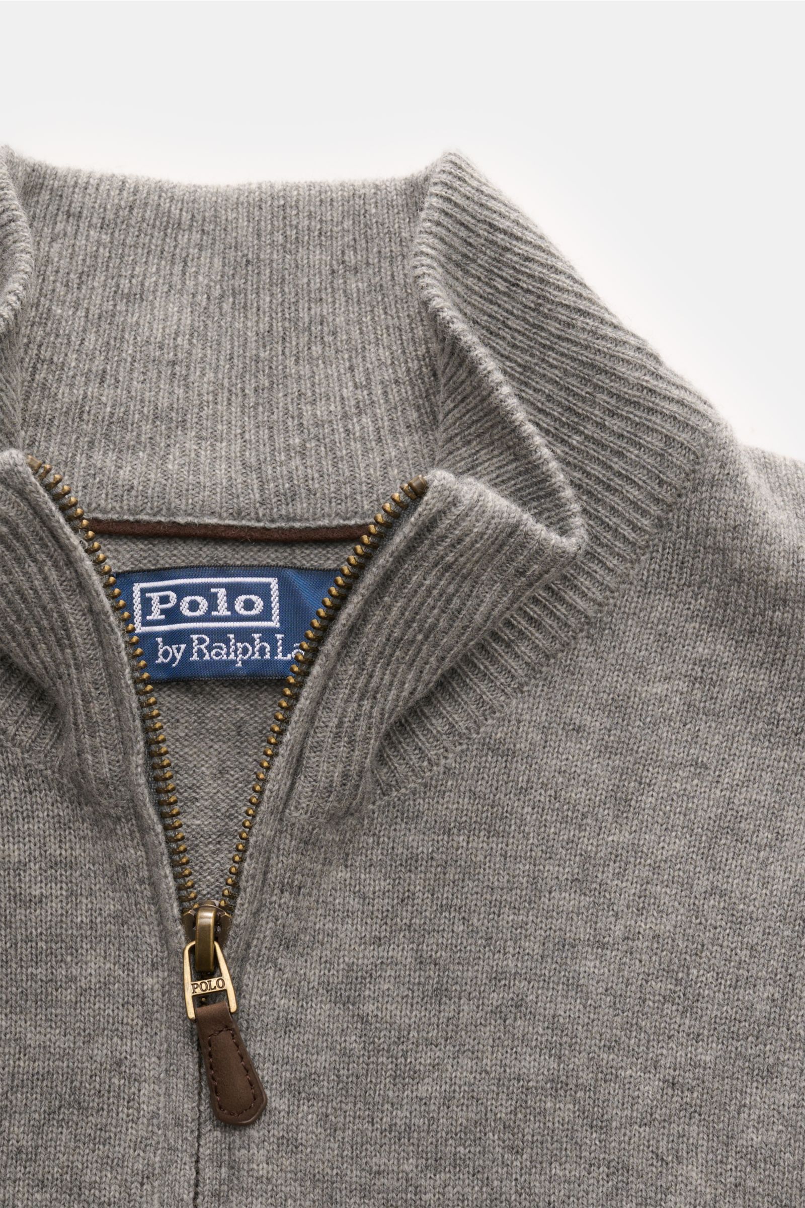 Polo Ralph Lauren Troyer grau meliert aus reiner, softer Wolle mit Slim Fit, Rollkragen, Reißverschluss, feinem Strickbild, elastischen Bündchen, Detailaufnahme von oben.