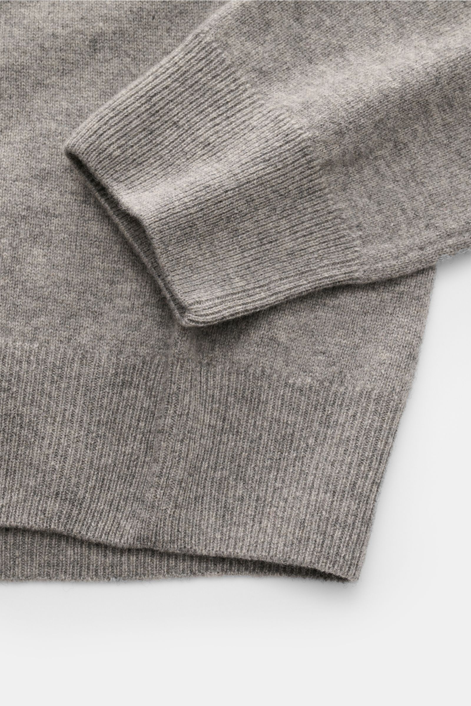 Polo Ralph Lauren Troyer grau meliert, Detailaufnahme von Ärmel und Saum, reine Wolle, weicher Griff, feines Strickbild, Slim Fit, Rollkragen mit Reißverschluss, Logo-Stitching, elastische Rippbündchen.