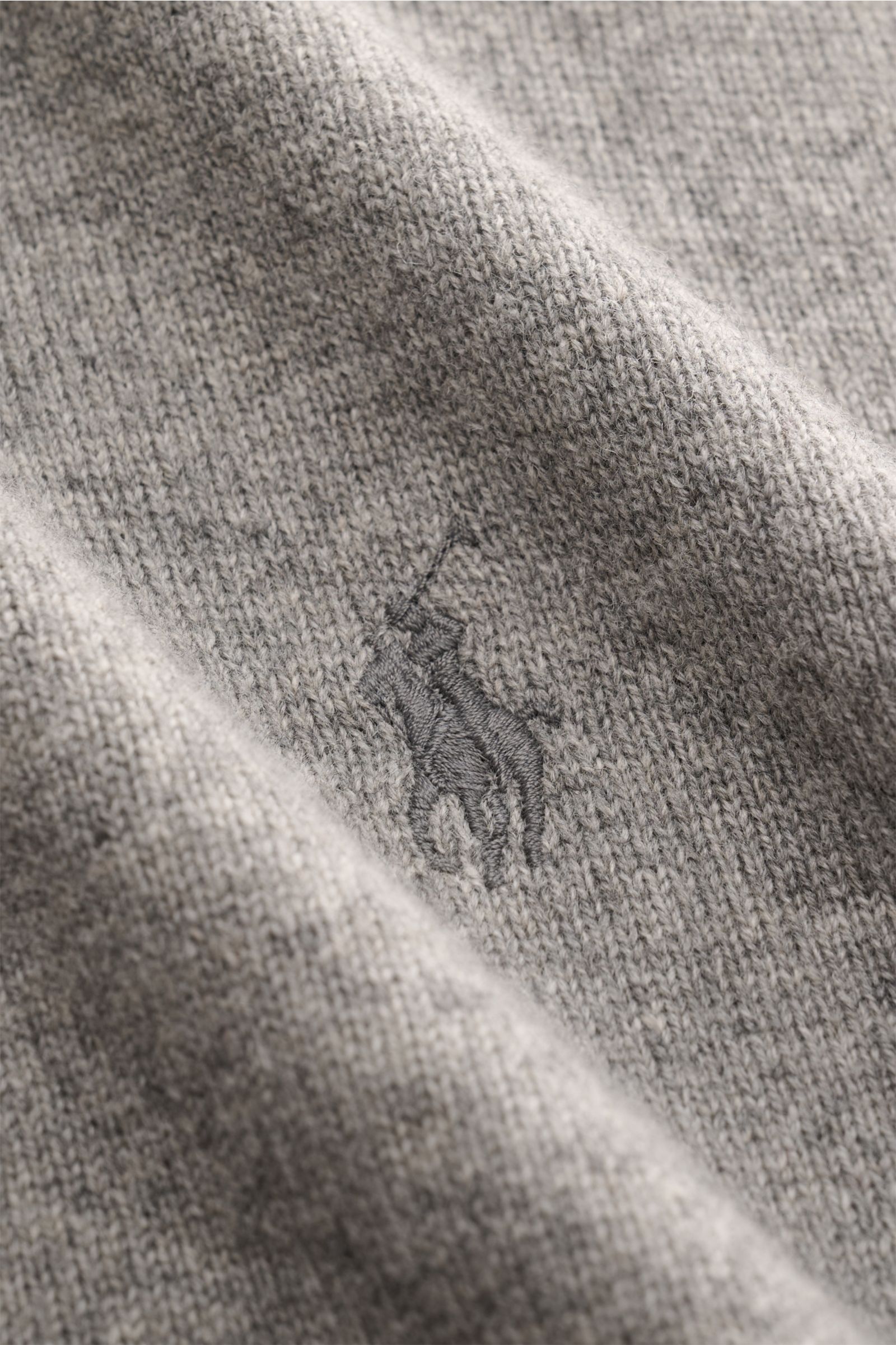 Nahaufnahme des Polo Ralph Lauren Troyer grau meliert mit feinem Strickbild, tonalem Logo-Stitching und weicher, reiner Wolle.