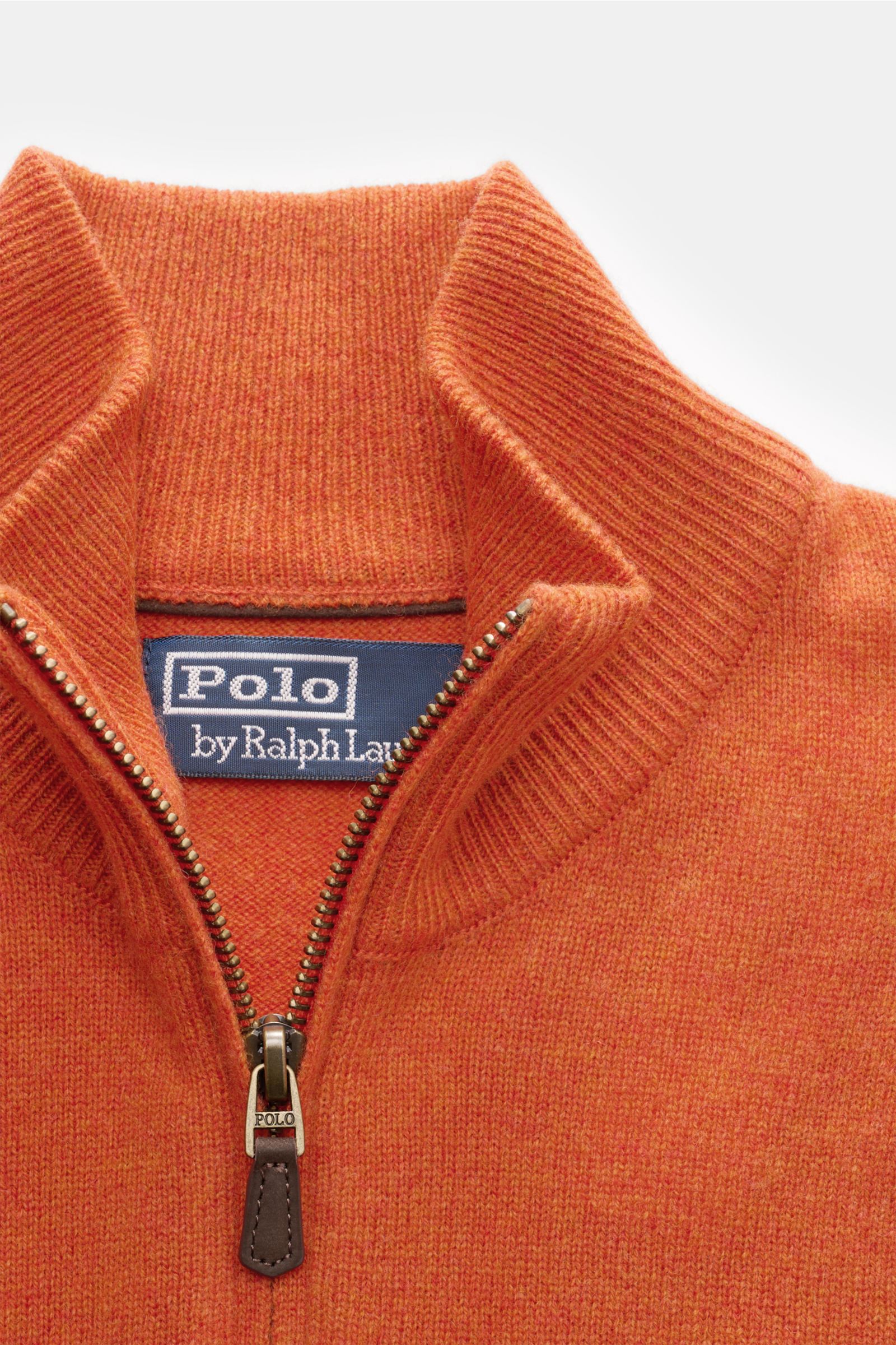 Nahaufnahme von Polo Ralph Lauren Troyer orange mit Rollkragen, Reißverschluss, weichem Wollstrick und tonalem Logo-Stitching, Slim Fit.
