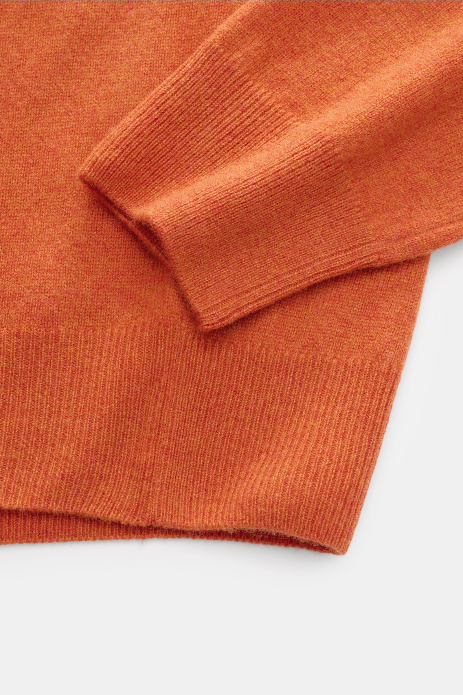 Nahaufnahme des Polo Ralph Lauren Troyer orange aus reiner, softer Wolle, Slim Fit, mit Rollkragen, Reißverschluss, elastischen Rippbündchen und feinem Strickbild.
