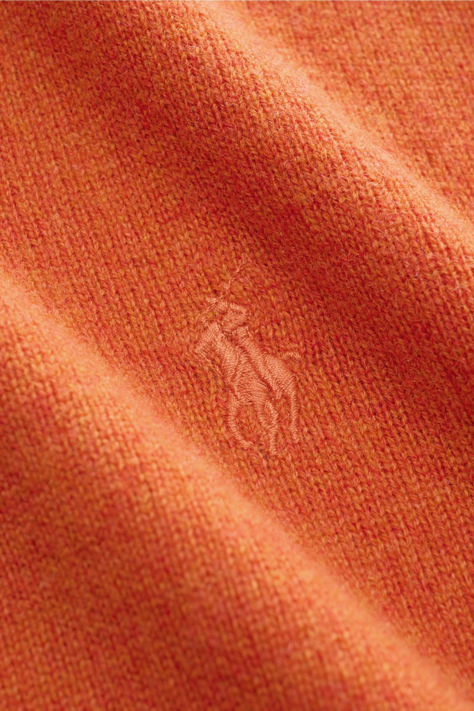Nahaufnahme des Polo Ralph Lauren Troyer orange aus reiner, softer Wolle mit feinem Strickbild, tonalem Logo-Stitching, elastischen Rippbündchen.