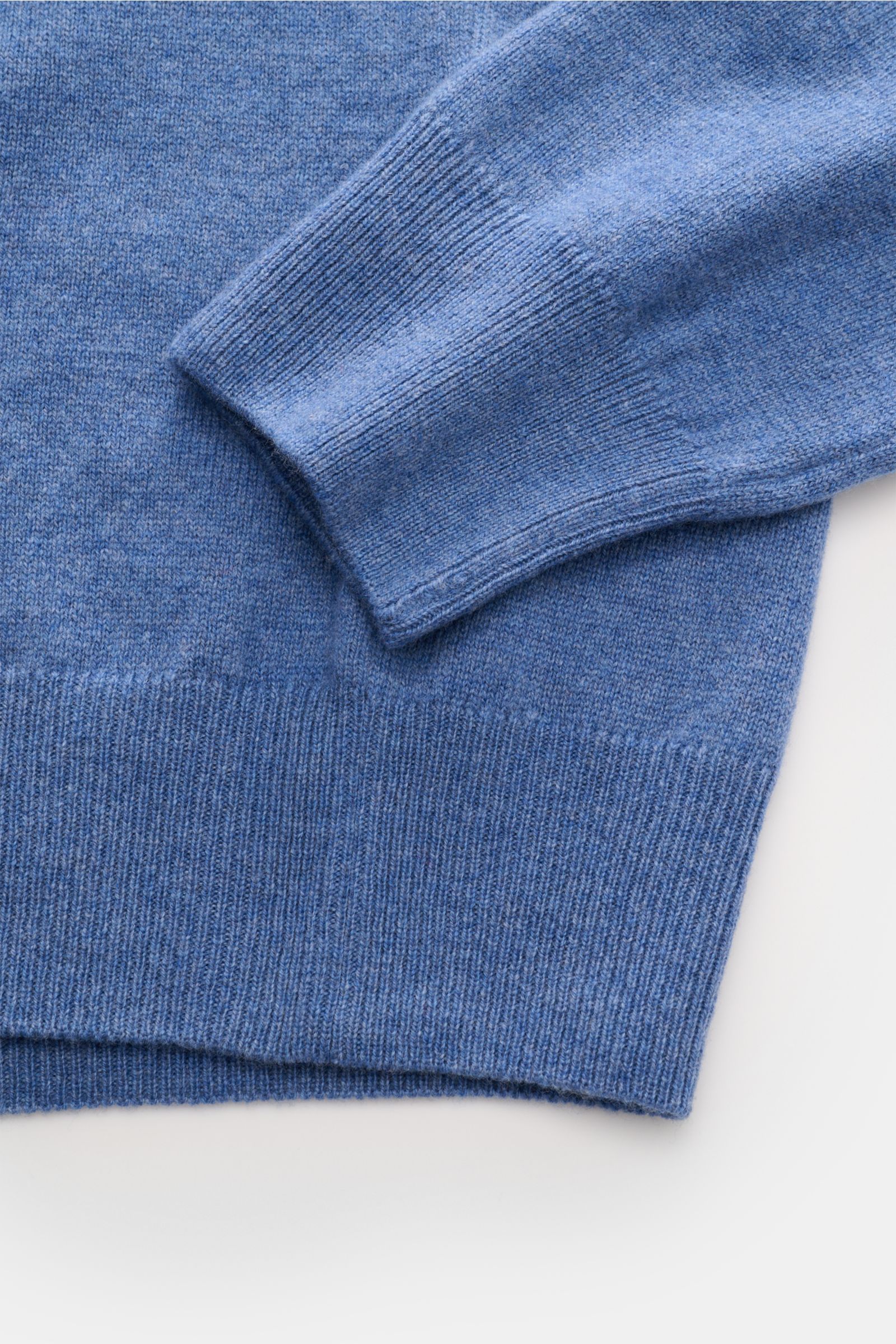 Polo Ralph Lauren Troyer blau meliert, Detailaufnahme von Ärmel und Bund, reine Wolle, weicher Griff, Slim Fit, Rollkragen mit Reißverschluss, elastische Rippbündchen.