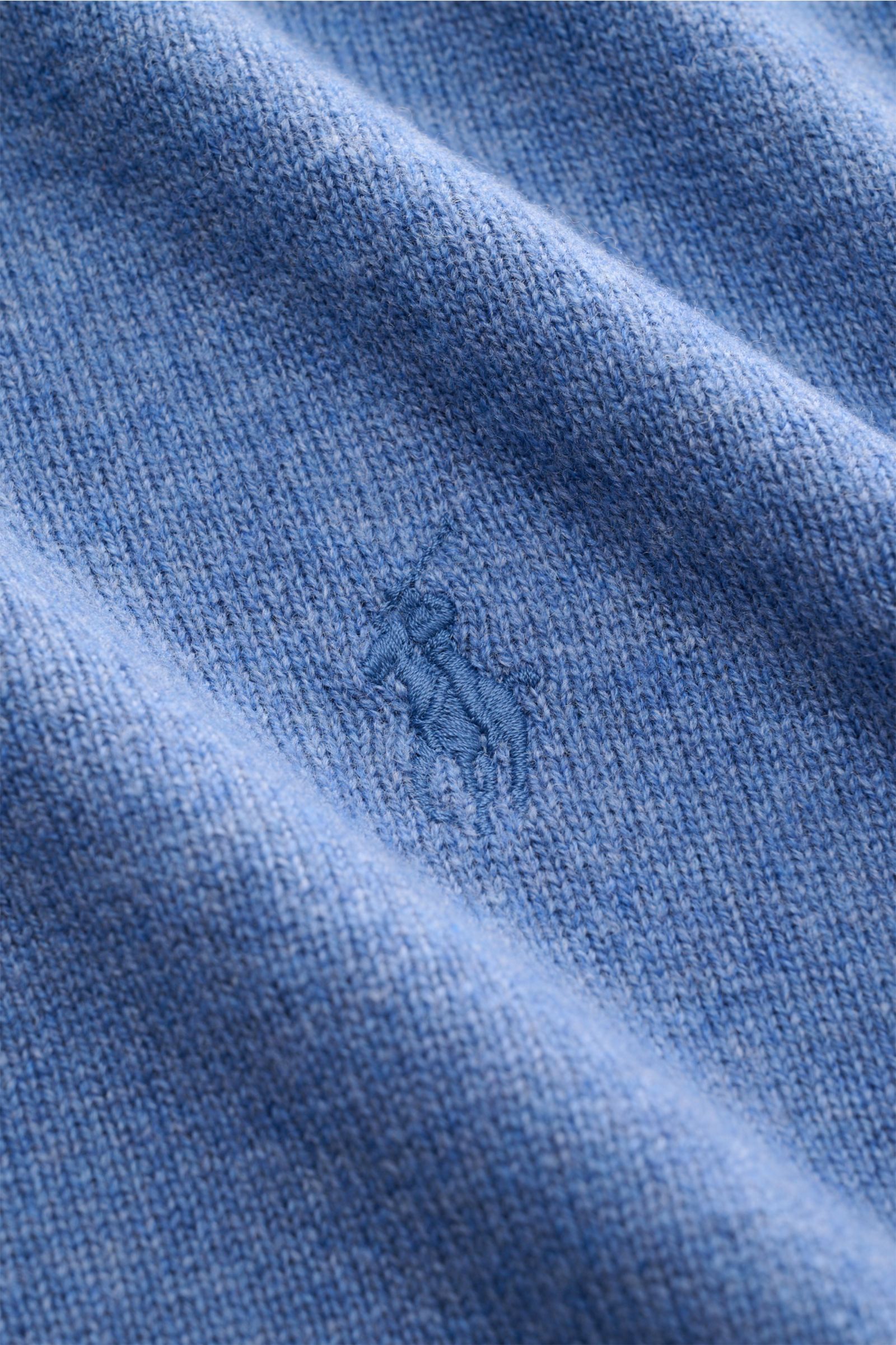 Nahaufnahme des Polo Ralph Lauren Troyer blau meliert aus reiner, softer Wolle mit feinem Strickbild, tonalem Logo-Stitching, Slim Fit und Reißverschluss am Rollkragen.