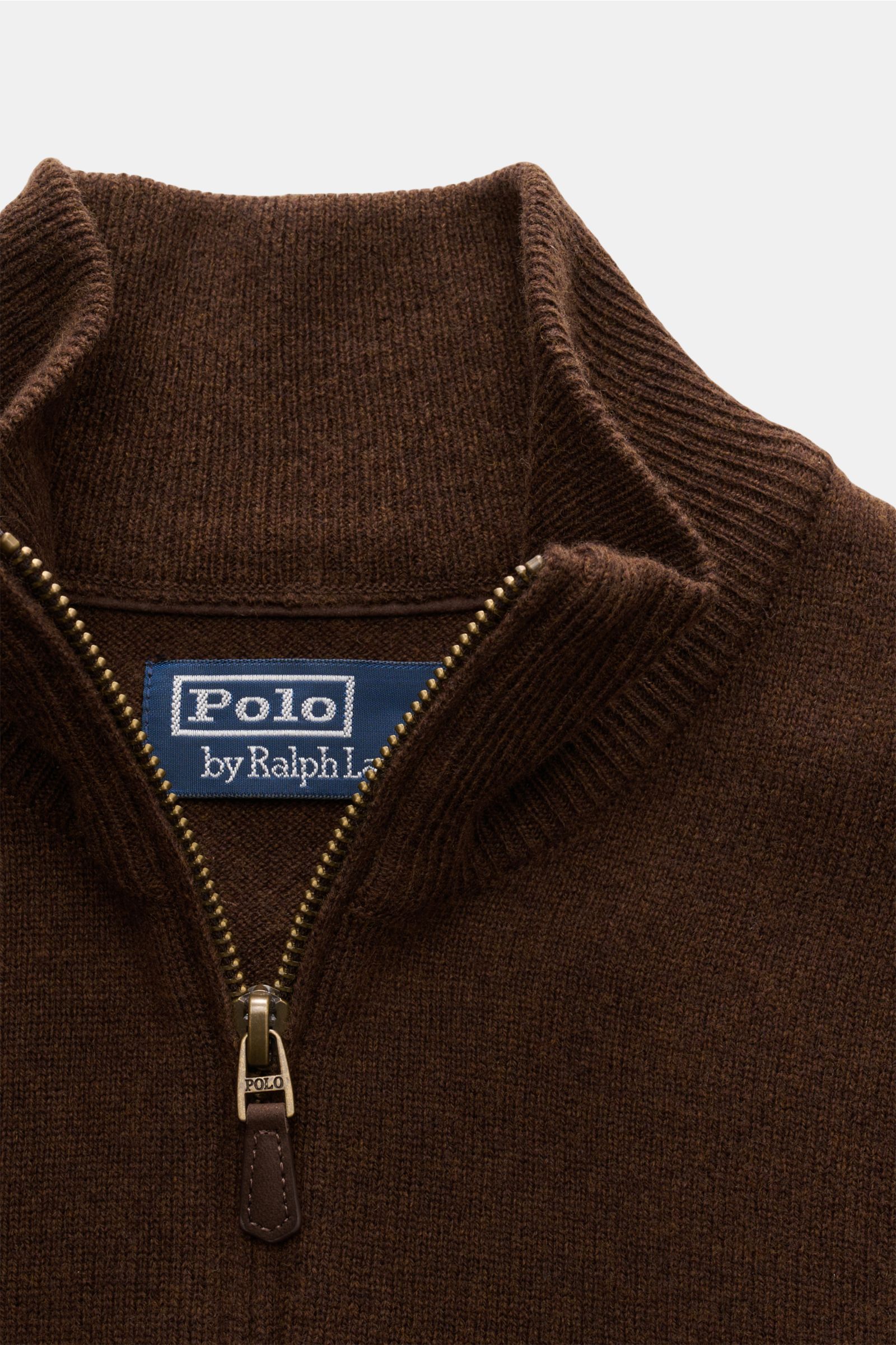 Polo Ralph Lauren Troyer dunkelbraun aus reiner, softer Wolle, Slim Fit, feines Strickbild, Rollkragen mit Reißverschluss, elastische Rippbündchen, Ansicht von oben.