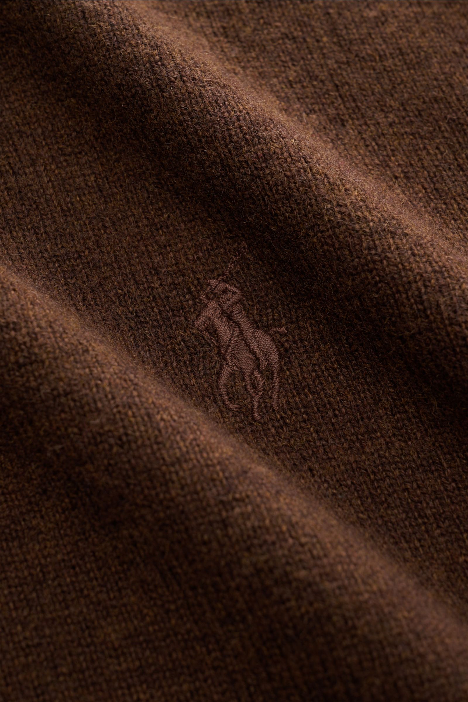 Polo Ralph Lauren Troyer dunkelbraun, Detailaufnahme des feinen Strickbilds und tonalen Logo-Stitchings aus reiner, weicher Wolle.
