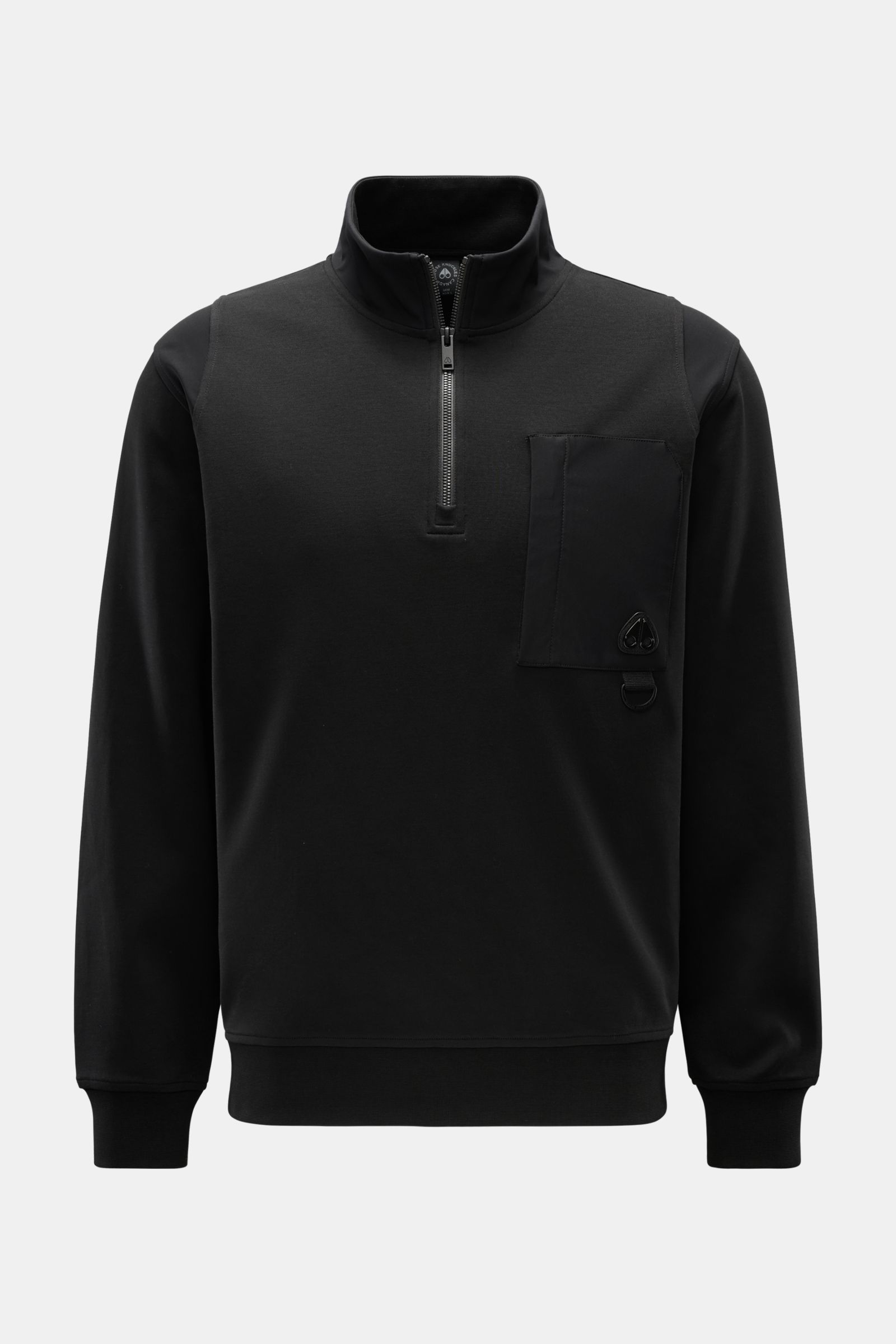 Front view of Moose Knuckles Sweat-Troyer 'Dalon' schwarz, a black cotton sweatshirt with nylon shoulder and collar inserts, high zip collar, chest pocket with metal logo, elastic rib cuffs, and regular fit.

Sportiv durch den Herbst: Der Sweat-Troyer 