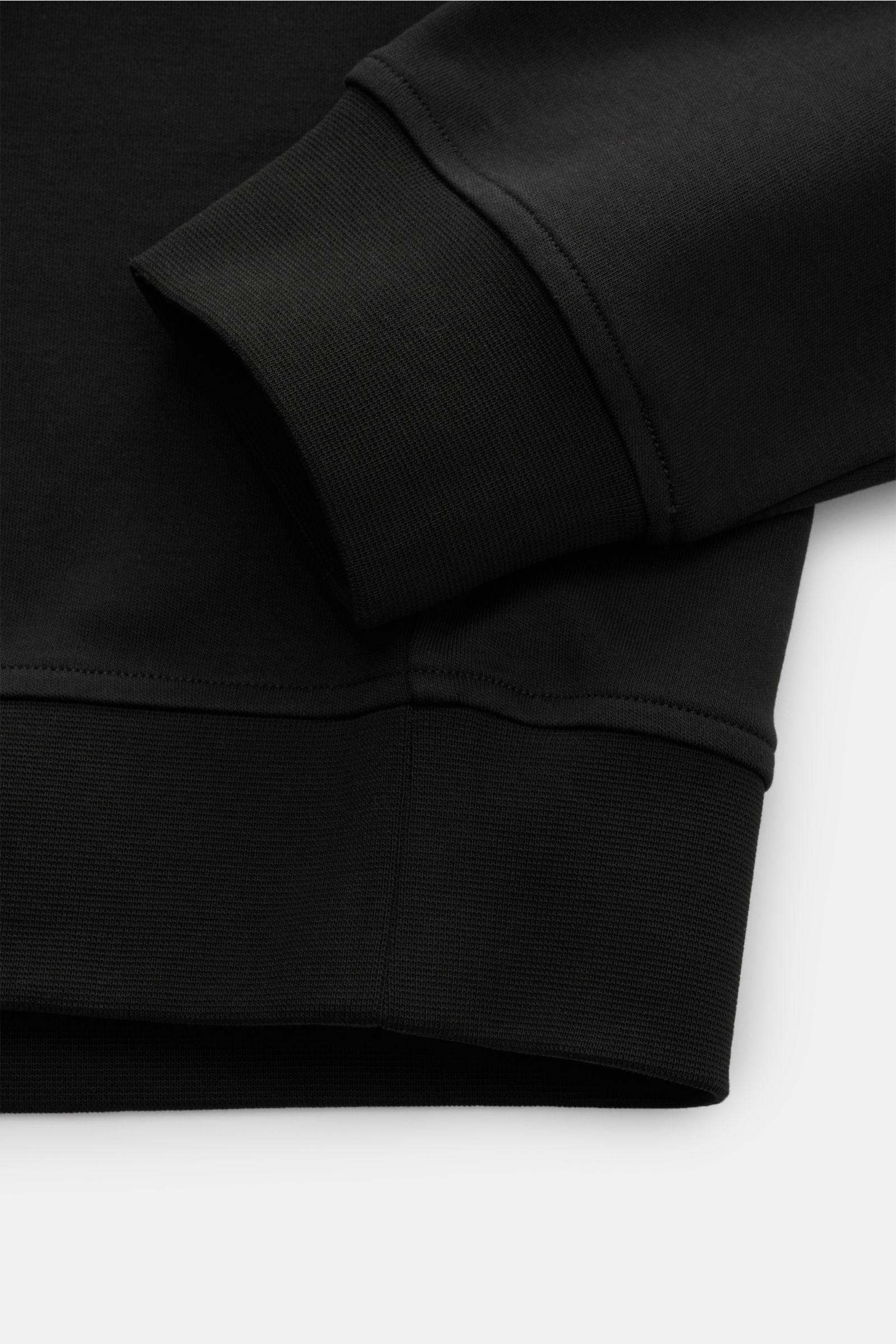 Moose Knuckles Sweat-Troyer 'Dalon' schwarz shown in close-up from the side, highlighting ribbed cuff and hem details.

Sportiv durch den Herbst: Der Sweat-Troyer von MOOSE KNUCKLES überzeugt als vielseitiges Basic für legere Looks.

Sweat 