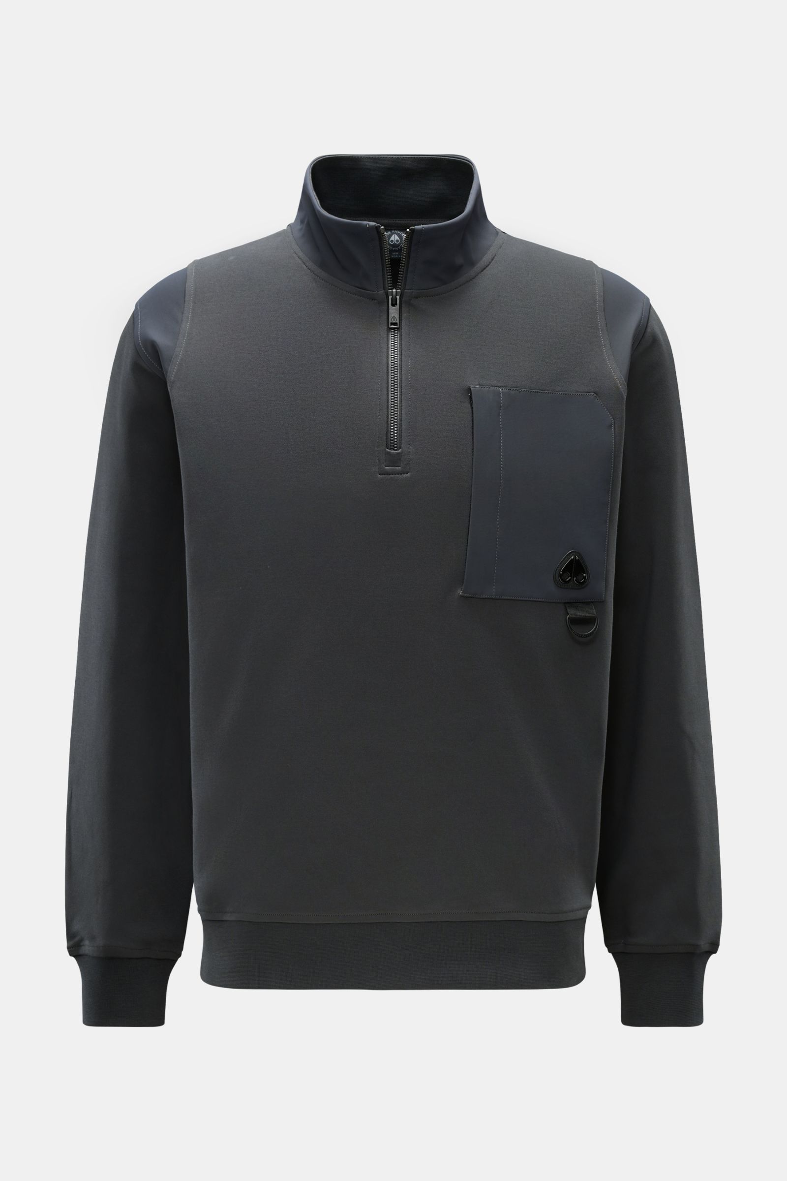 Moose Knuckles Sweat-Troyer 'Dalon' graugrün, Frontansicht, Sweat aus reiner Baumwolle, Nylon-Einsätze an Schulter/Kragen, hoch schließender Kragen mit Zipper, Brusttasche mit Metall-Logo, elastische Rippbündchen, Regular Fit, weich und sportiv für den He