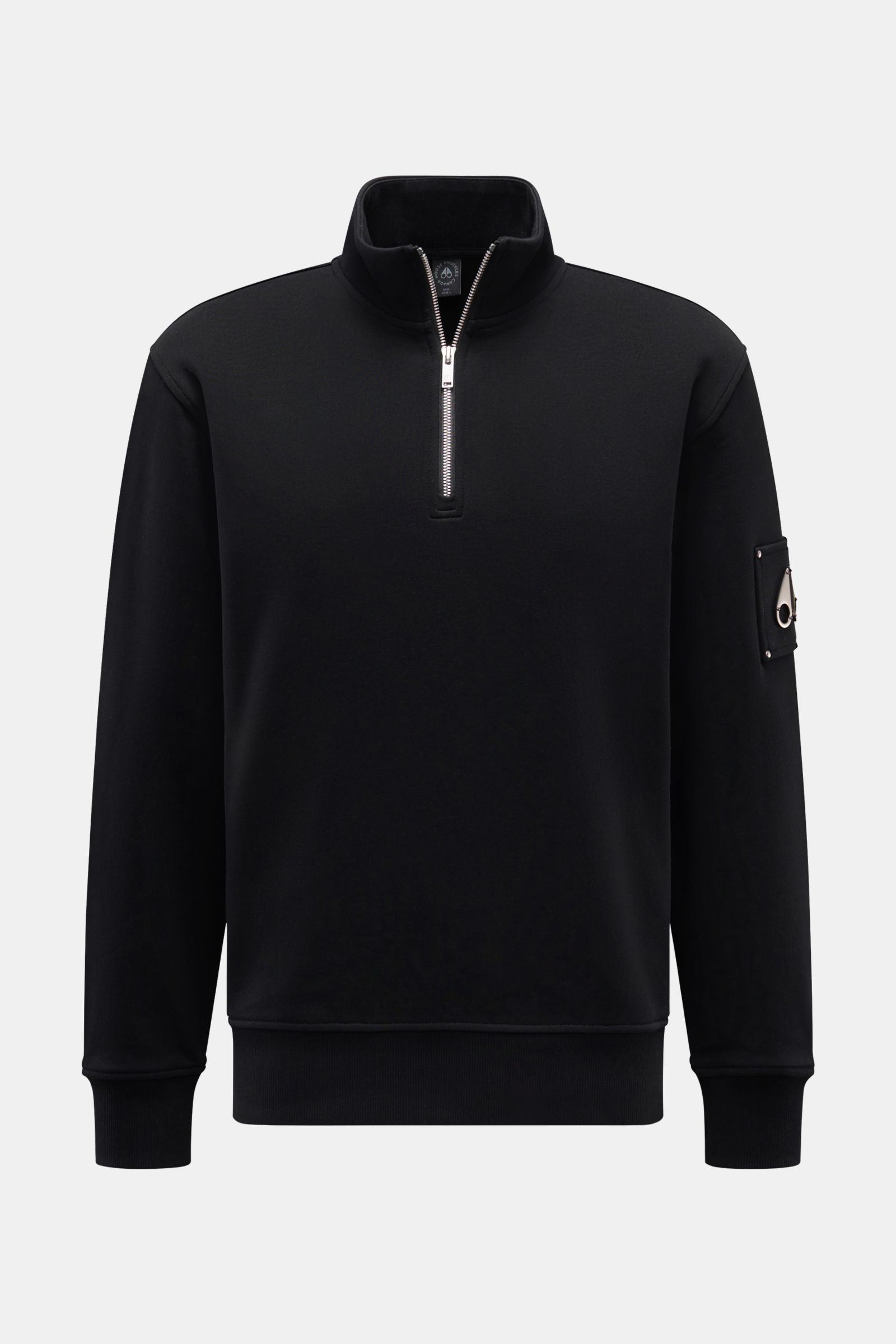 Moose Knuckles Sweat-Troyer 'Hartsfield' schwarz, frontal, Regular Fit, Baumwolle, weicher Griff, hoher Kragen mit Zipper, Metall-Logo am Oberarm, elastische Rippbündchen.