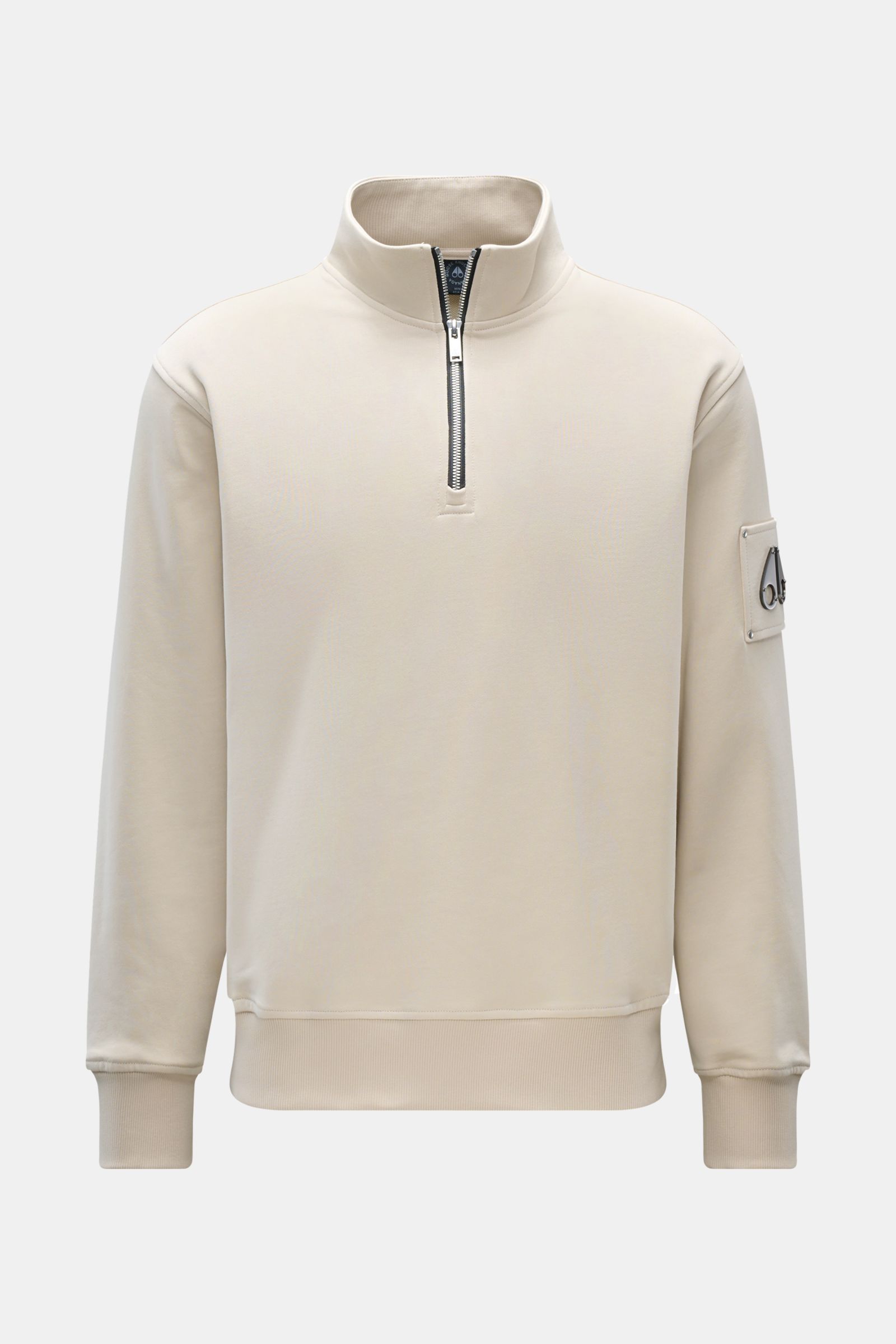 Moose Knuckles Sweat-Troyer 'Hartsfield' creme in Frontansicht, Sweat aus reiner Baumwolle, weicher Griff, Regular Fit, hoher Kragen mit Zipper, Metall-Logo am Oberarm, elastische Rippbündchen.