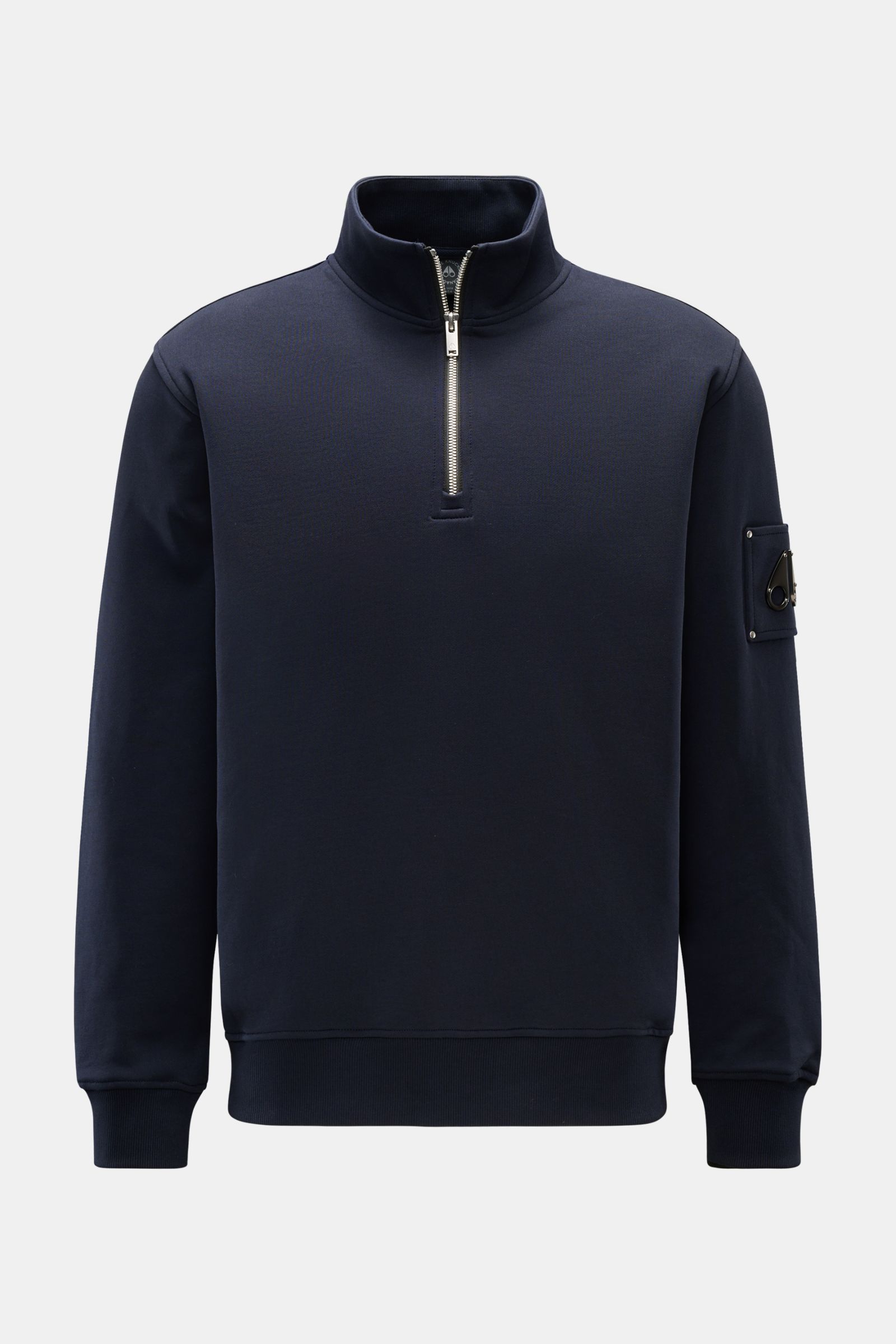 Moose Knuckles Sweat-Troyer 'Hartsfield' navy shown from the front, made of pure cotton with soft touch, regular fit, high collar zipper, metal logo on sleeve, and elastic cuffs. Leger durch den Herbst: Der Sweat-Troyer von MOOSE KNUCKLES überzeugt als