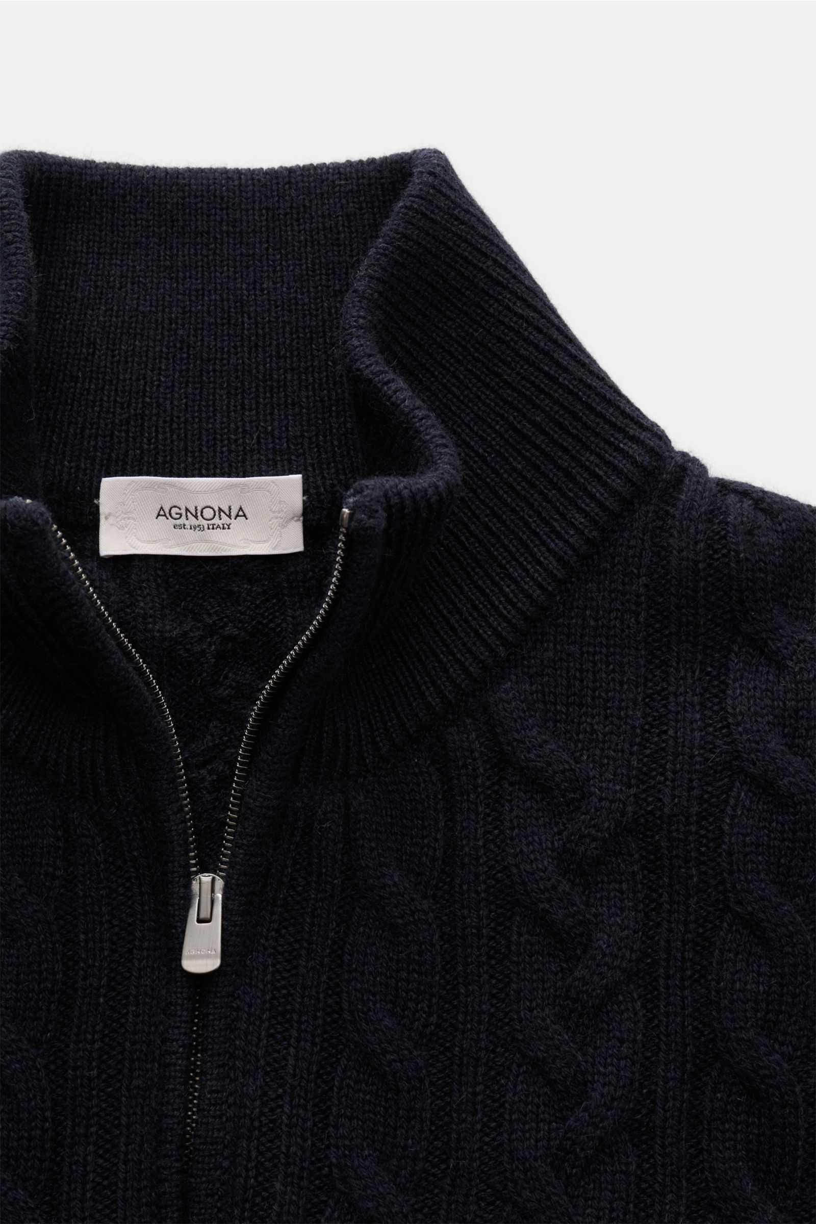 Agnona Cashmere Troyer navy in Regular Fit mit Zopfstrick-Muster, Troyer-Kragen mit Reißverschluss, weichem Griff, Rippbündchen, Metall-Logo, Detailfoto von oben.