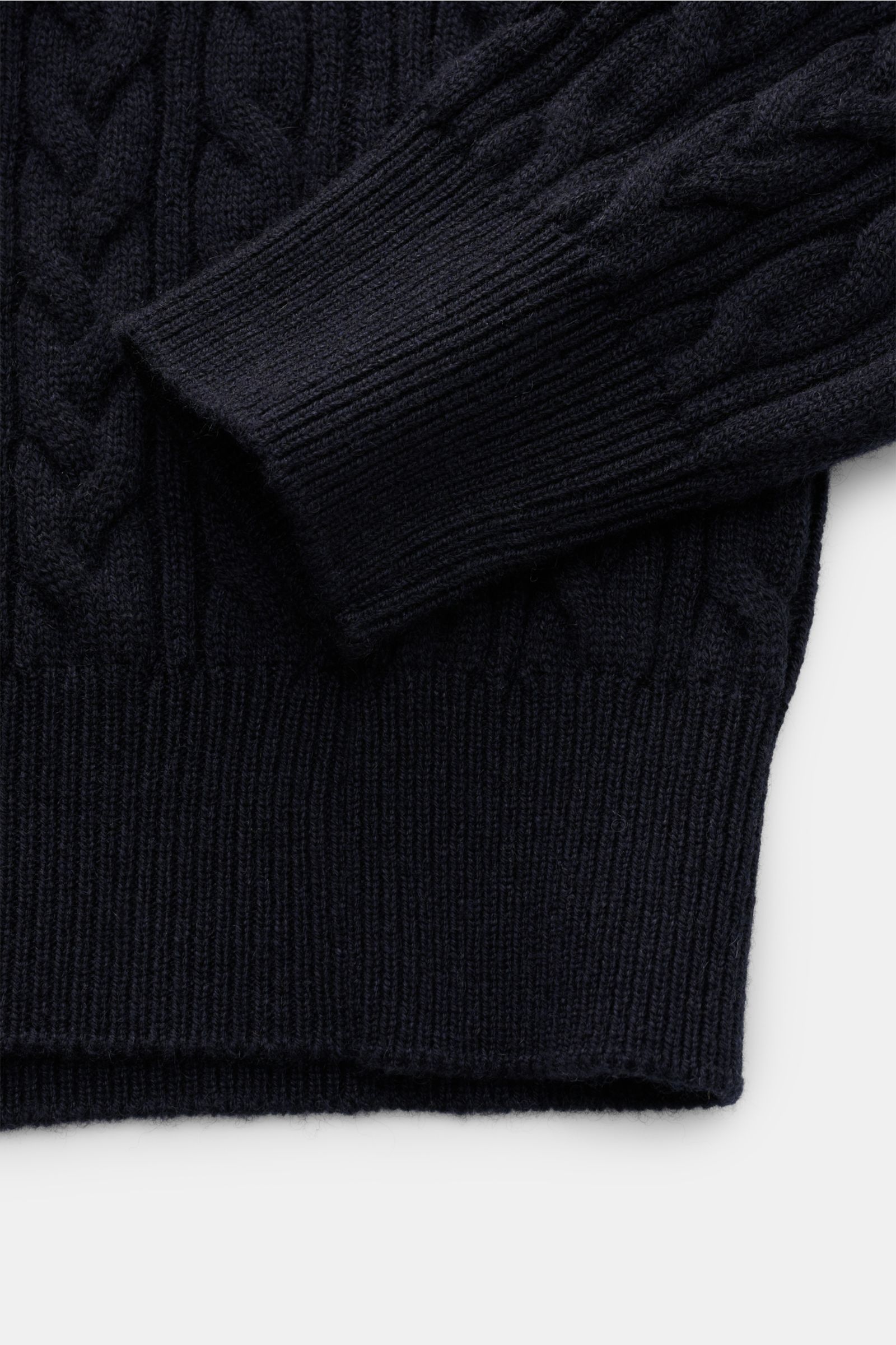 Agnona Cashmere Troyer navy in Nahaufnahme von unten, Zopfstrick, weicher Griff, Reißverschluss, Rippbündchen, Metall-Logo, Regular Fit.