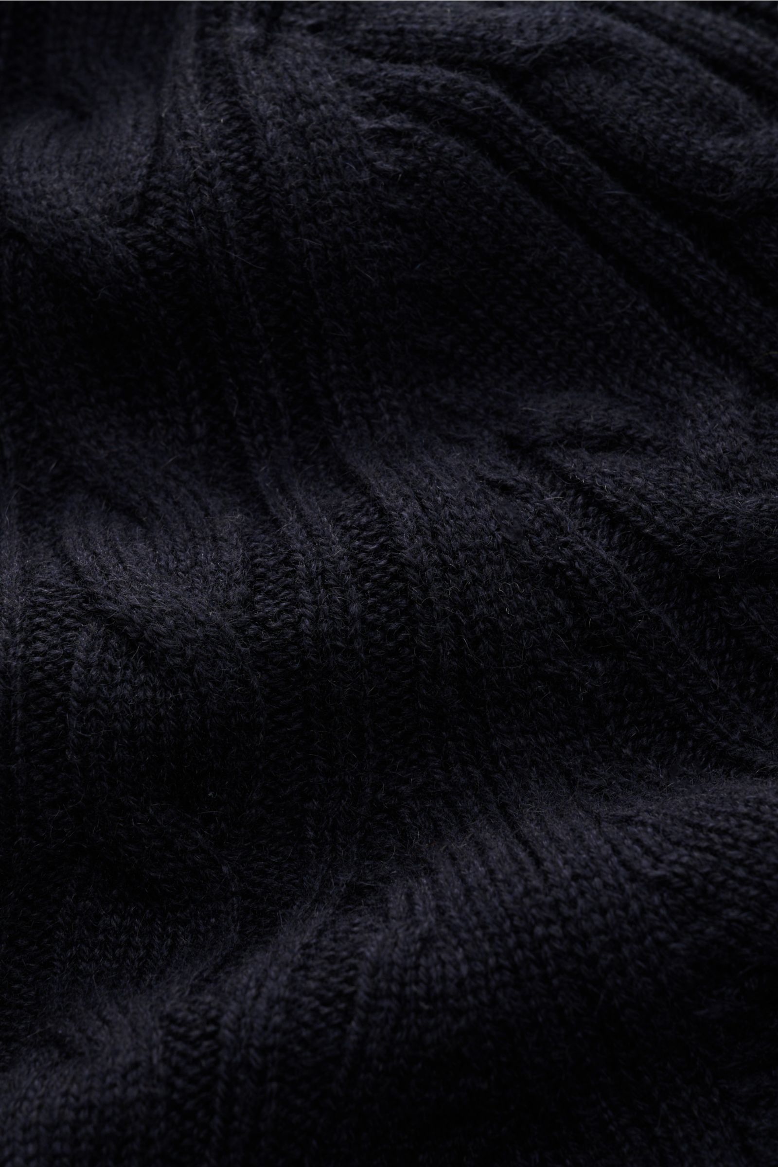Nahaufnahme des Zopfstrick-Musters des Agnona Cashmere Troyer navy aus 100% reinem, weichem Cashmere mit feinem Strickbild.
