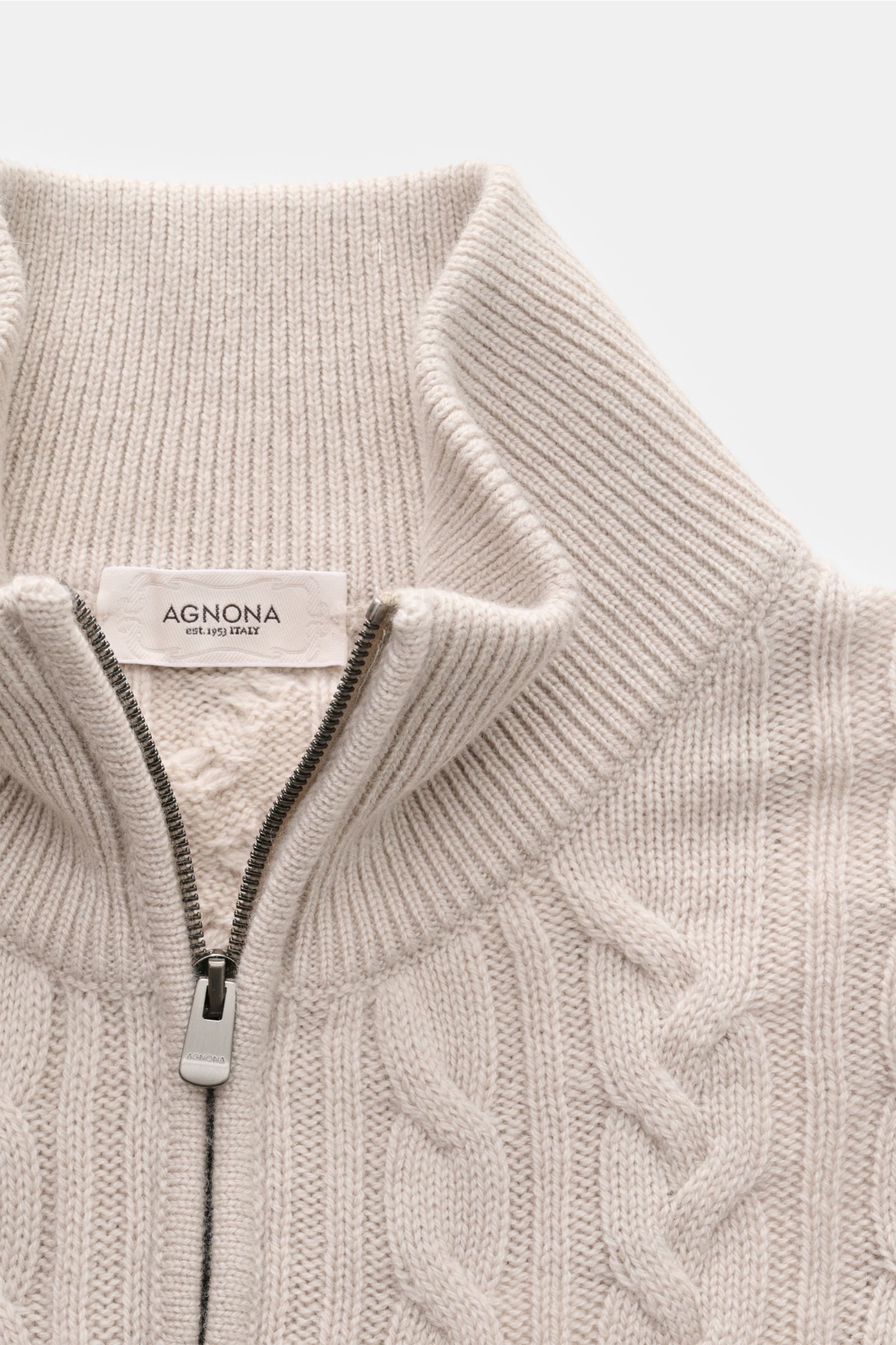 Agnona Cashmere Troyer beige mit Zopfstrick-Muster, Troyer-Kragen, Reißverschluss, Rippbündchen, weicher Griff, Detailansicht von oben.