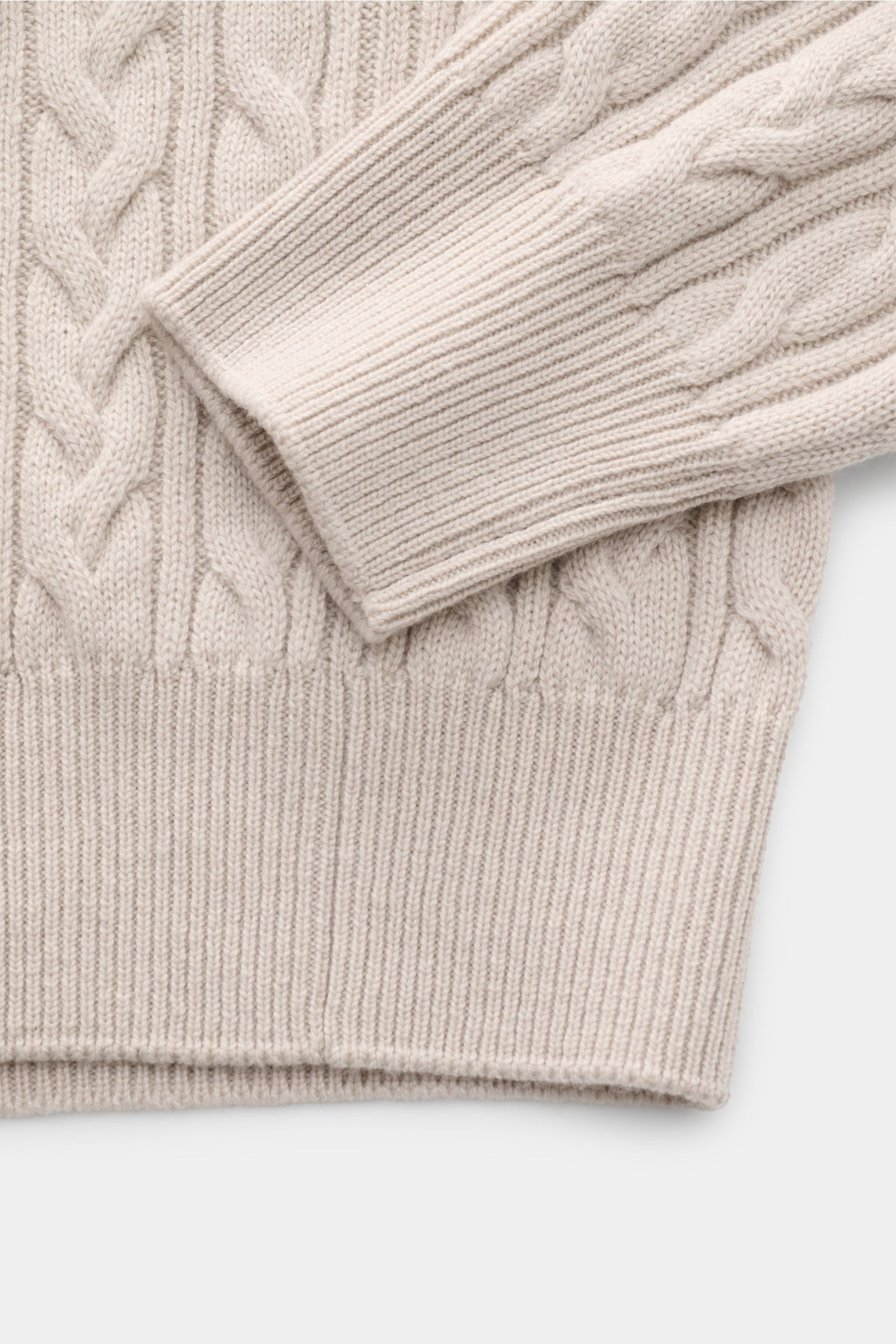 Nahaufnahme von Ärmel und Bund des Agnona Cashmere Troyer beige aus 100% Cashmere mit weichem Griff, Zopfstrick-Muster, Rippbündchen und feinem Strickbild.