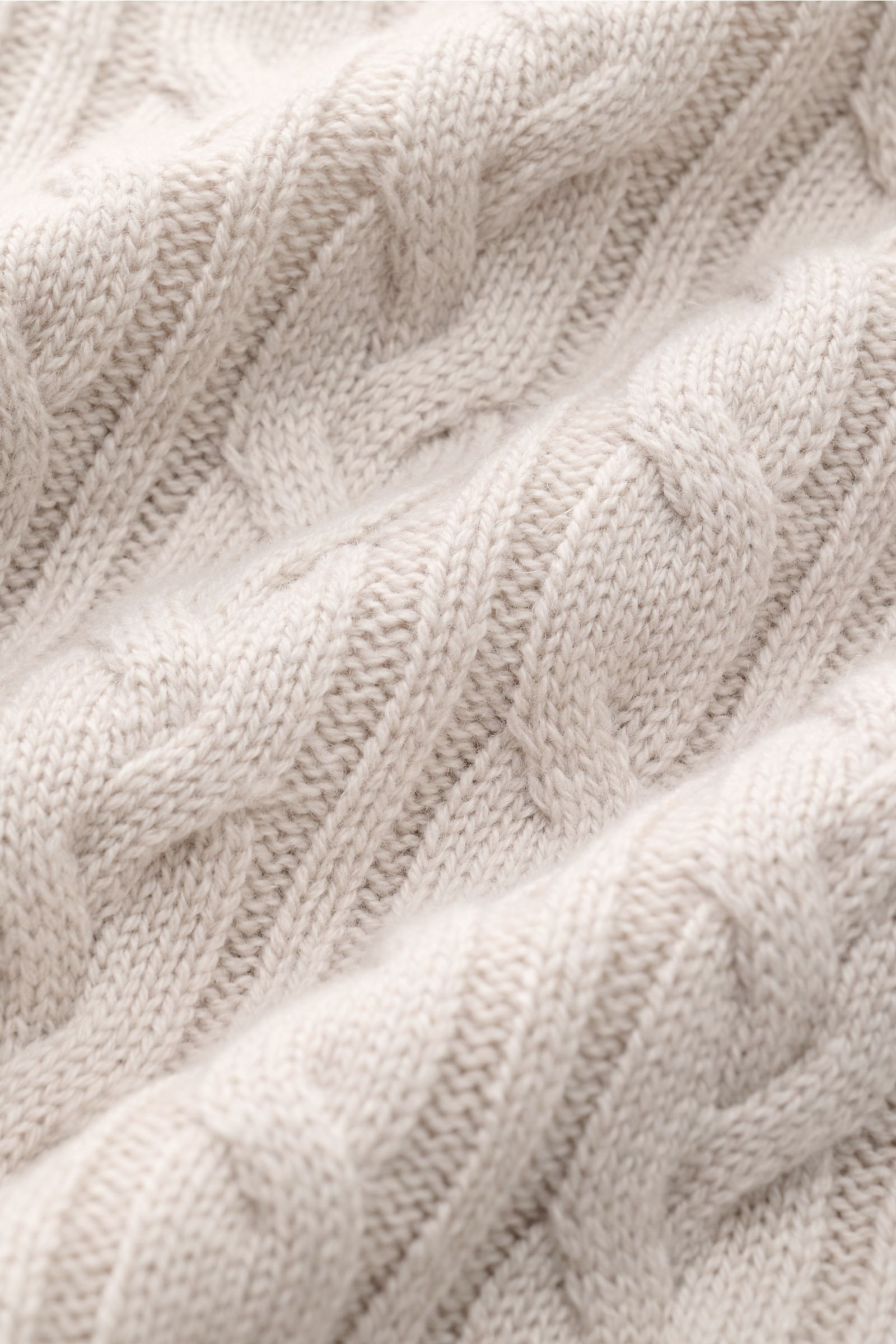 Agnona Cashmere Troyer beige in Nahaufnahme, detailreiches Zopfstrick-Muster, weicher Griff, 100% Cashmere, Regular Fit, Rippbündchen.