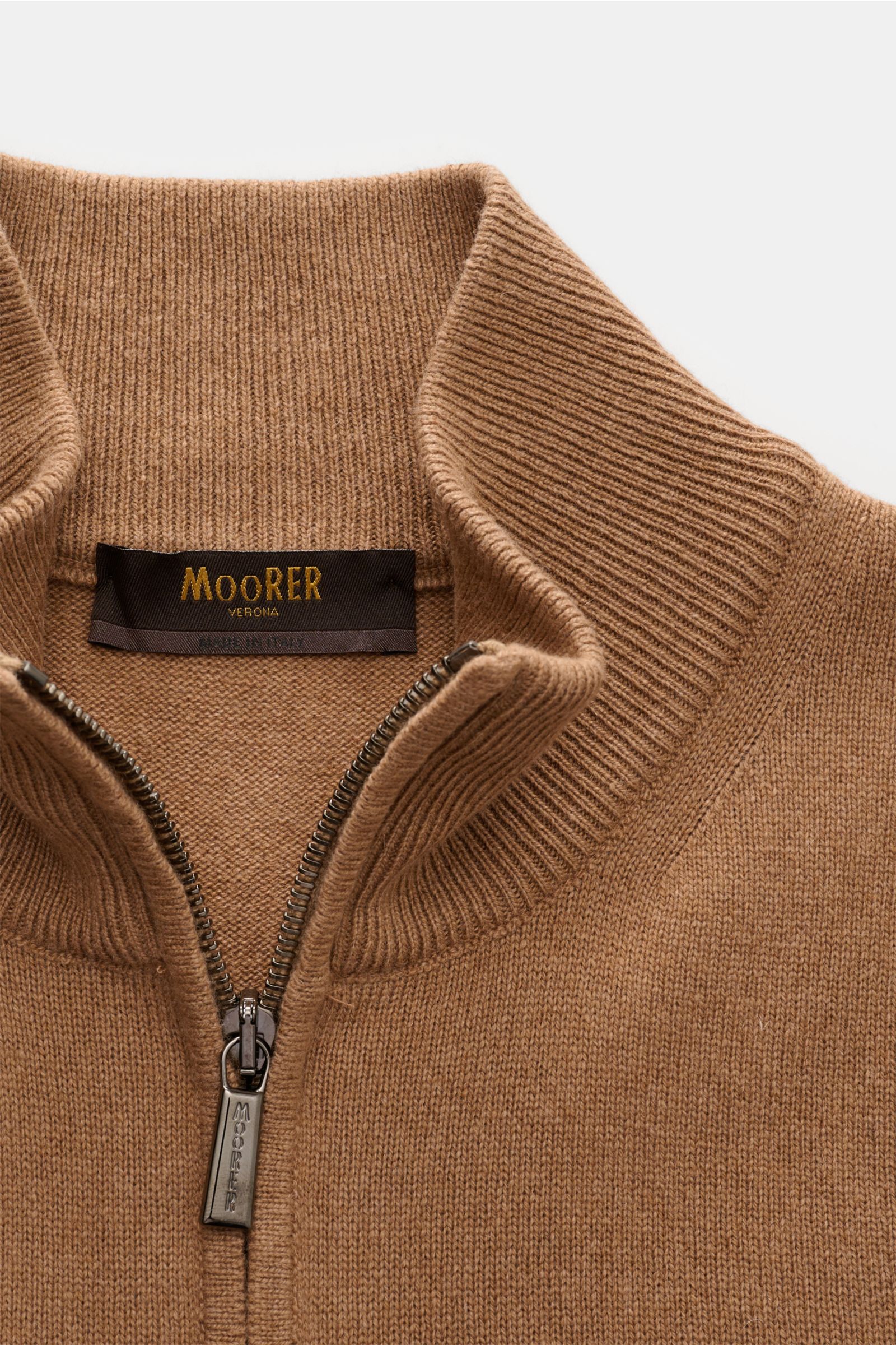 Nahaufnahme von Moorer Troyer 'Terni' camel, Slim Fit mit typischem Troyer-Kragen und Zipper, feinem Strickbild, weichem Griff, Mix aus Cashmere und Seide, flexible Rippbündchen.