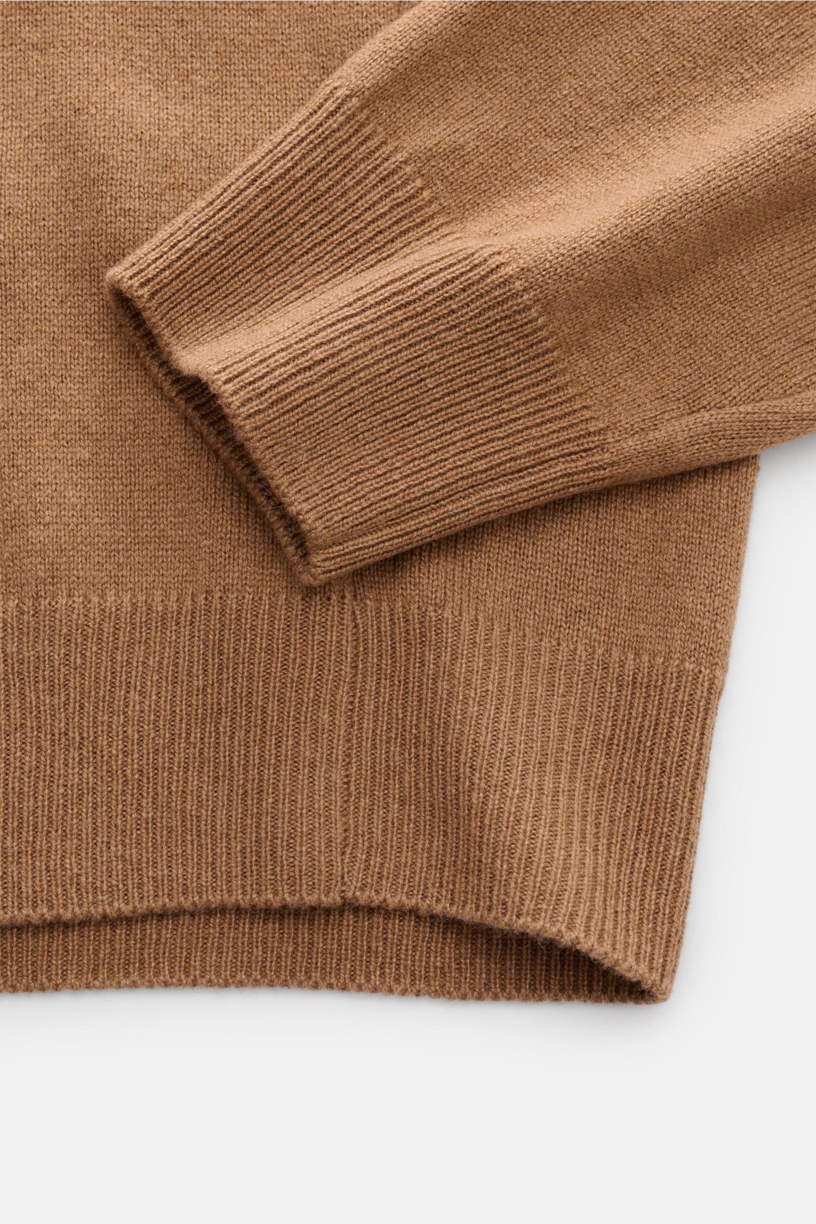 Nahaufnahme des Ärmels und unteren Bunds des Moorer Troyer 'Terni' camel, Slim Fit, aus weichem Cashmere-Seiden-Mix mit feinem Strickbild, Troyer-Kragen mit Zipper und flexiblen Rippbündchen.