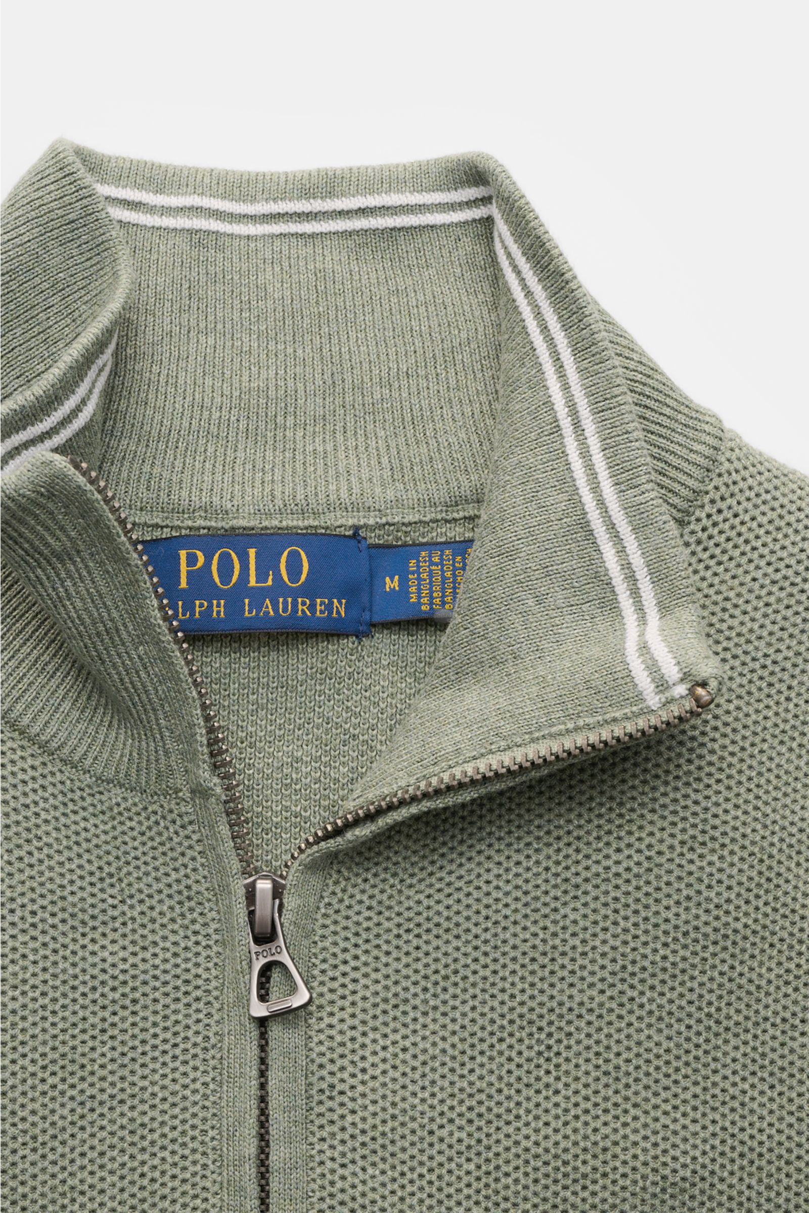 Close-up front perspective of Polo Ralph Lauren Half-zip jumper mint green with half-zip collar and textured knit.

A essential for mild days: This half-zip jumper by POLO RALPH LAUREN is made of high-quality cotton material and is a stylish piece for 