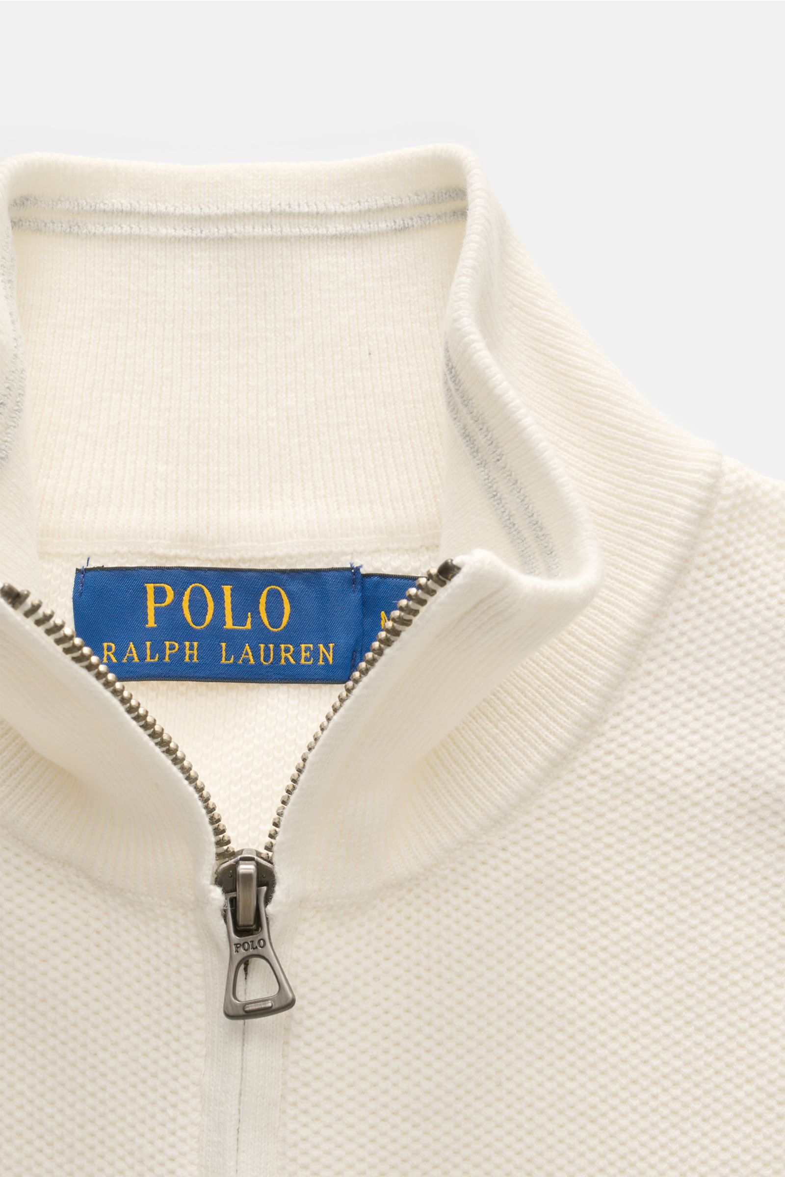 Polo Ralph Lauren Troyer offwhite in Nahaufnahme von oben, Baumwoll-Troyer mit Reißverschluss, Strukturstrick und Polospieler-Stitching.