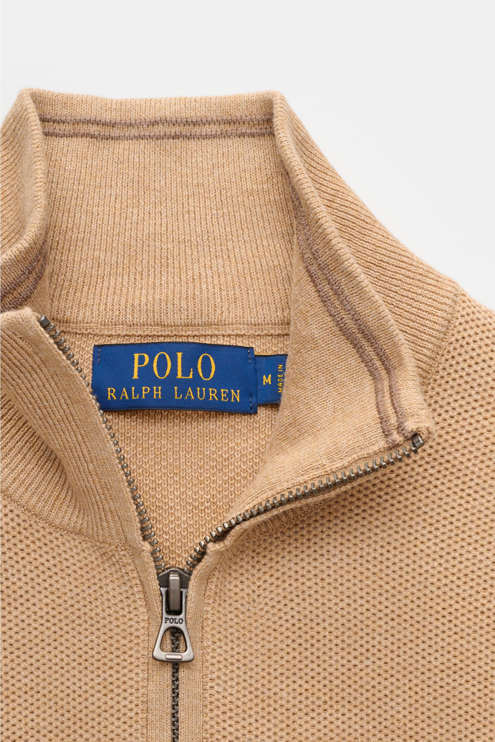 Polo Ralph Lauren Troyer camel meliert in Nahaufnahme von oben, mit Troyer-Kragen, Reißverschluss, Baumwolle, Slim Fit und tonalem Polospieler-Stitching.