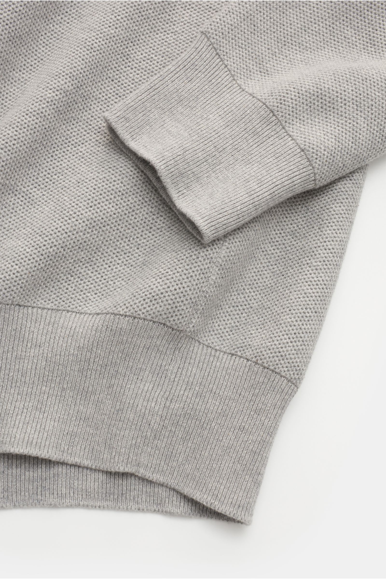 Polo Ralph Lauren Troyer grau aus reiner Baumwolle, Detailaufnahme von Bündchen und mittelfeinem Strickbild, Regular Fit, Troyer-Kragen.