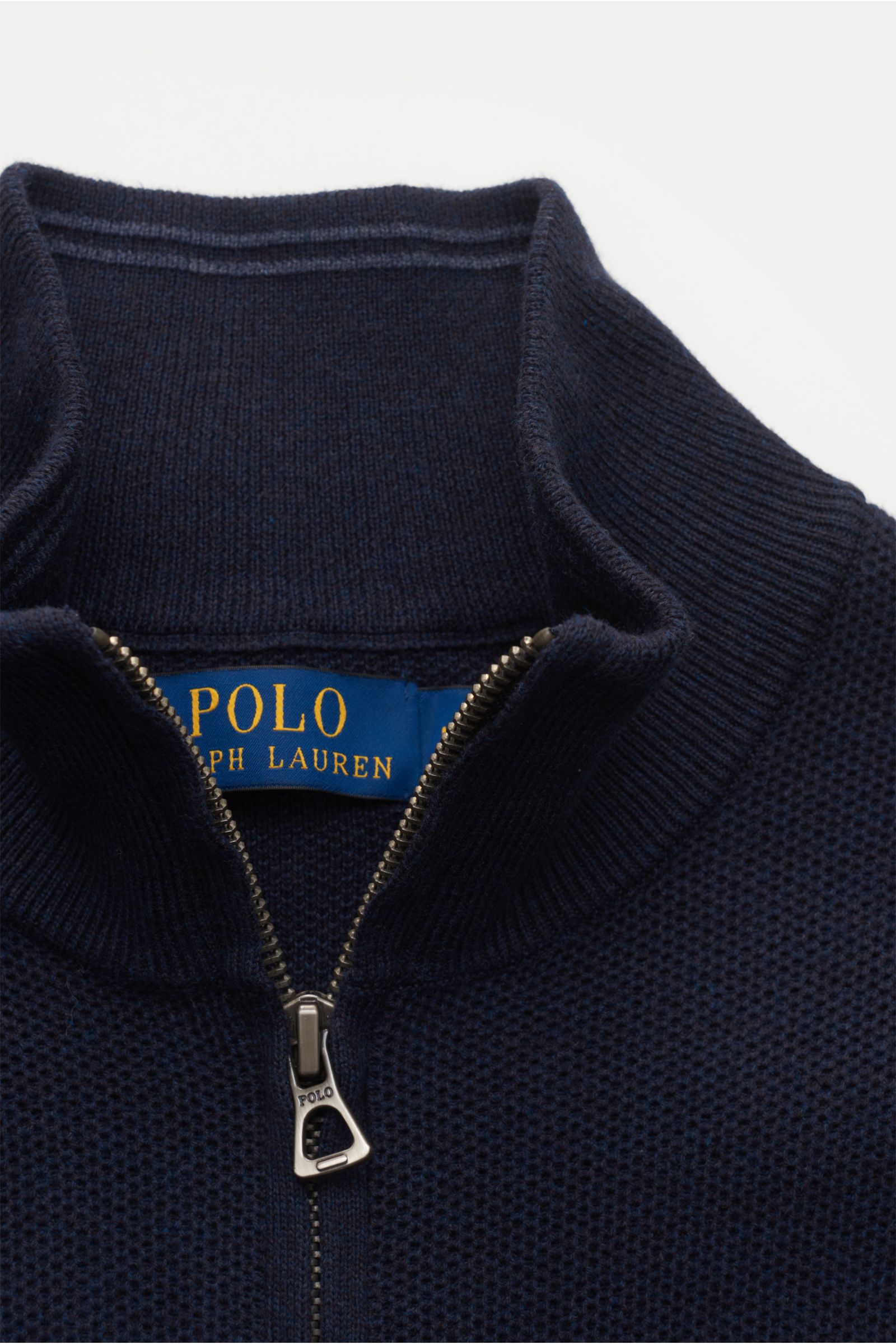 Polo Ralph Lauren Troyer navy aus reiner Baumwolle mit Troyer-Kragen, Reißverschluss und tonalem Polospieler-Stitching, Nahaufnahme von oben.