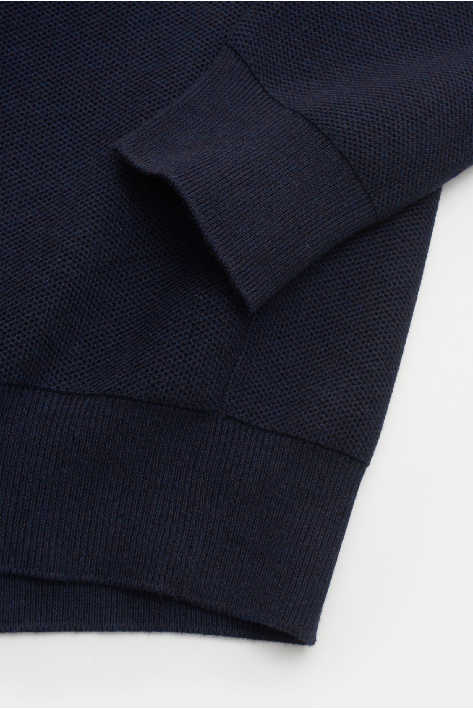 Nahaufnahme des Polo Ralph Lauren Troyer navy von unten schräg, zeigt reine Baumwolle, mittelfeines Strickbild, Rippbündchen und tonales Polospieler-Stitching.