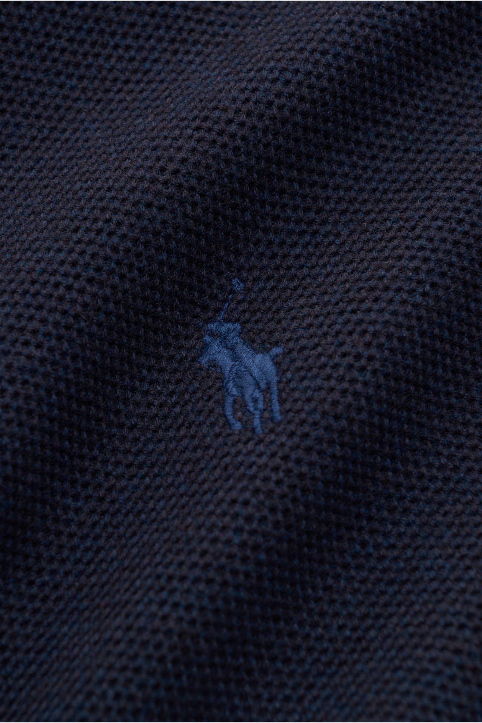 Nahaufnahme des Polo Ralph Lauren Troyer navy mit mittelfeinem Strickbild, tonalem Polospieler-Stitching, reine Baumwolle und griffiger Haptik.