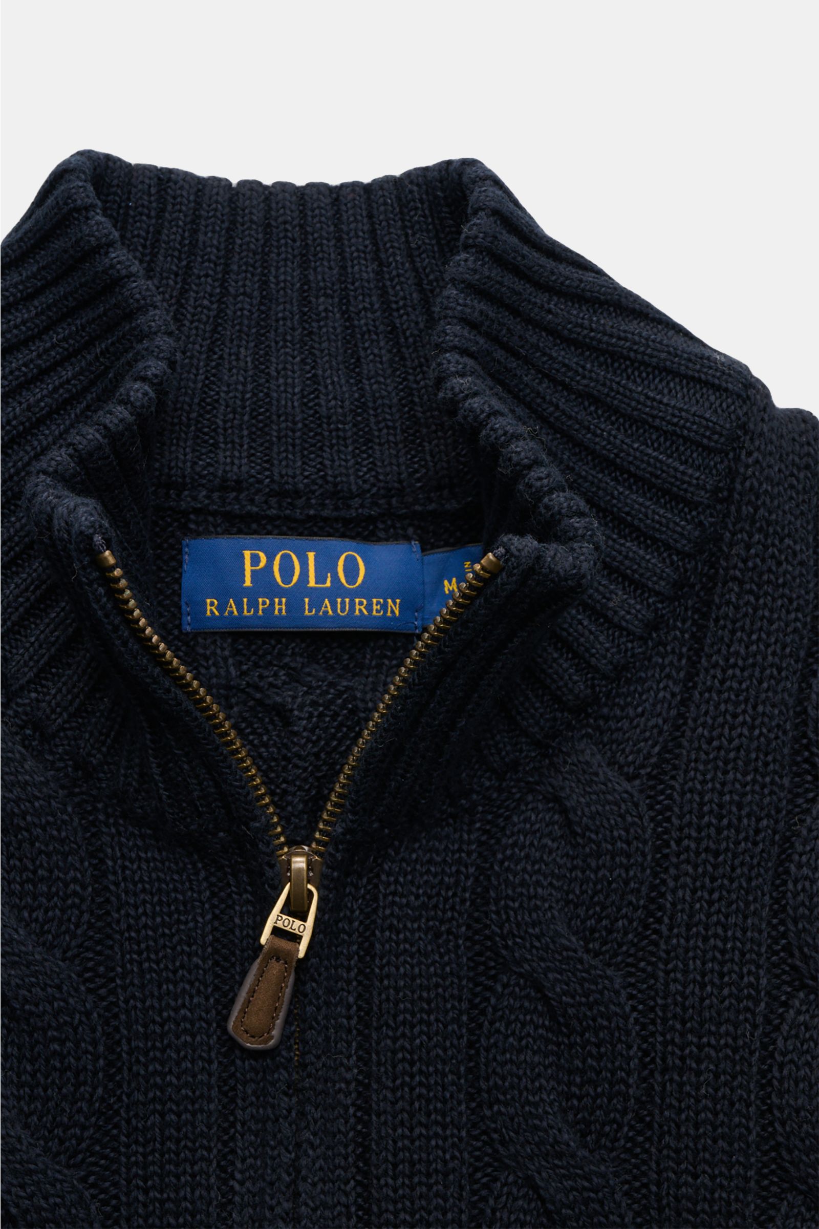 Polo Ralph Lauren Troyer navy, Nahaufnahme von oben auf Zopfstrick-Troyer aus reiner Baumwolle mit Reißverschluss, Polospieler-Stitching.