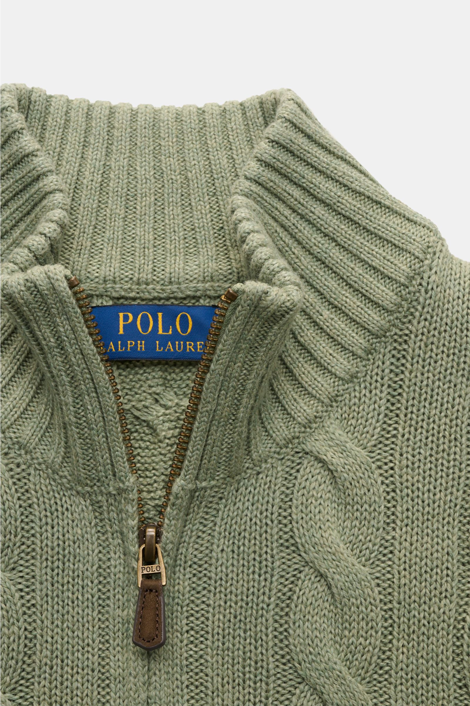 Nahaufnahme des mintgrünen Polo Ralph Lauren Troyers aus reiner Baumwolle mit Zopfstrickmuster, Reißverschluss und Polospieler-Stitching.