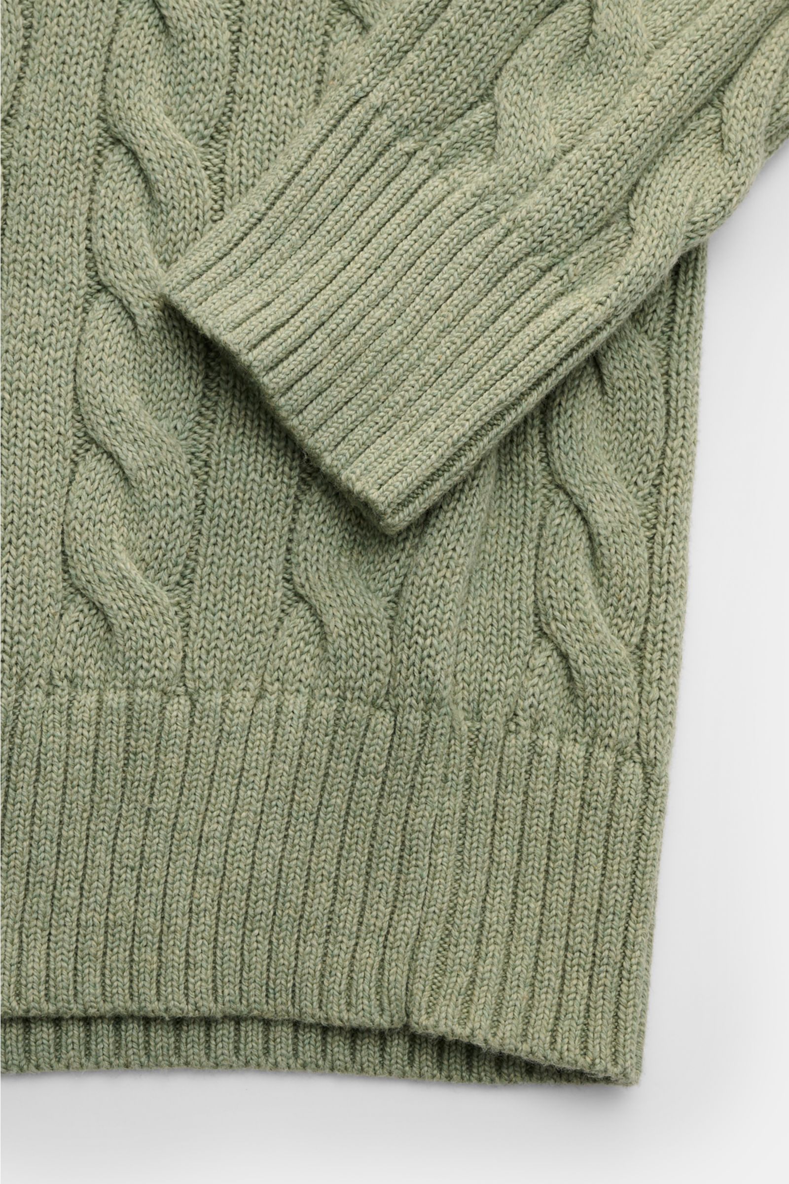 Polo Ralph Lauren Troyer mintgrün aus reiner Baumwolle, Zopfstrickmuster, Slim Fit, Rippbündchen, Detailfoto von Ärmel und Saum, weicher Griff.